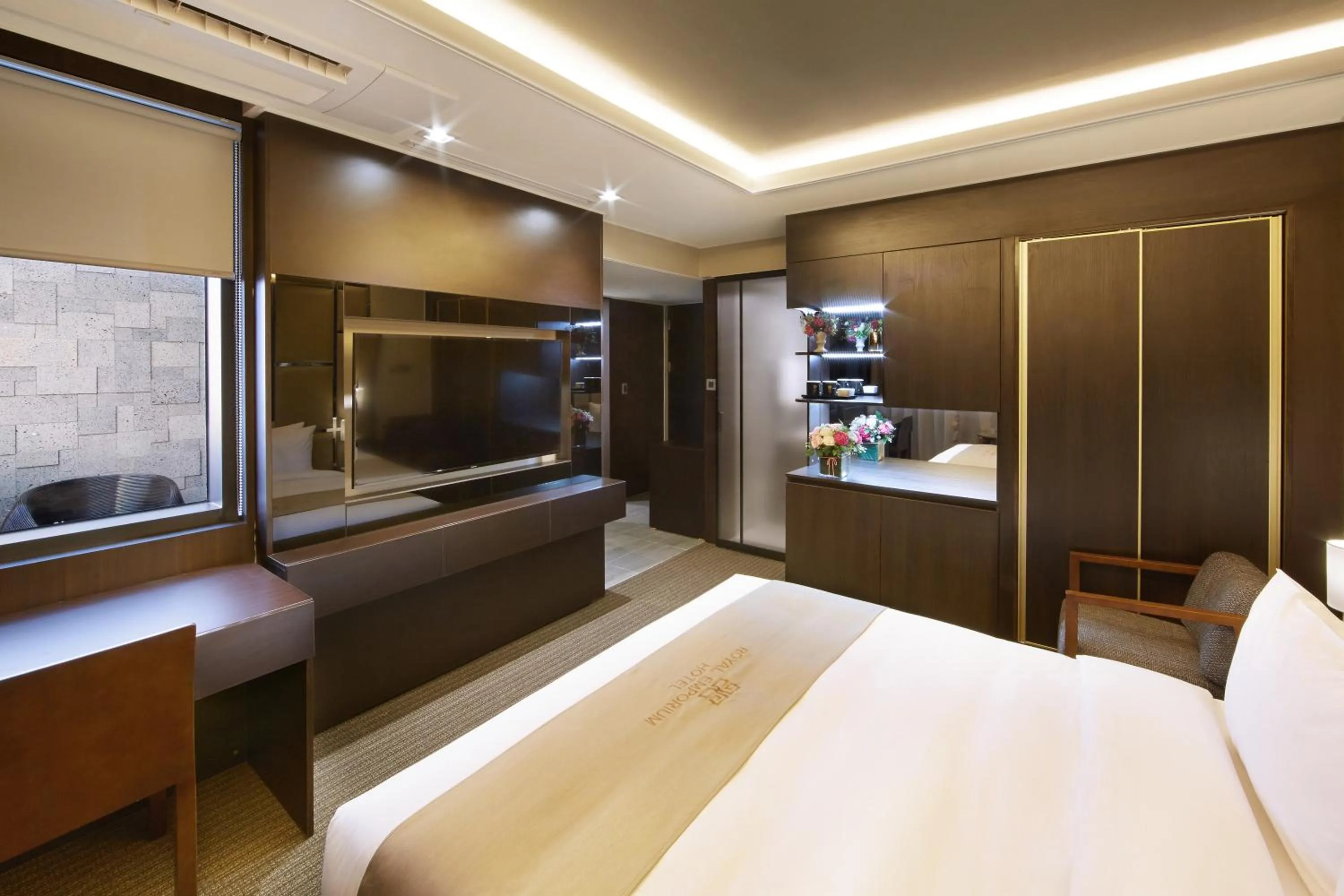 TV and multimedia, Bed in Royal Emporium Incheon Airport