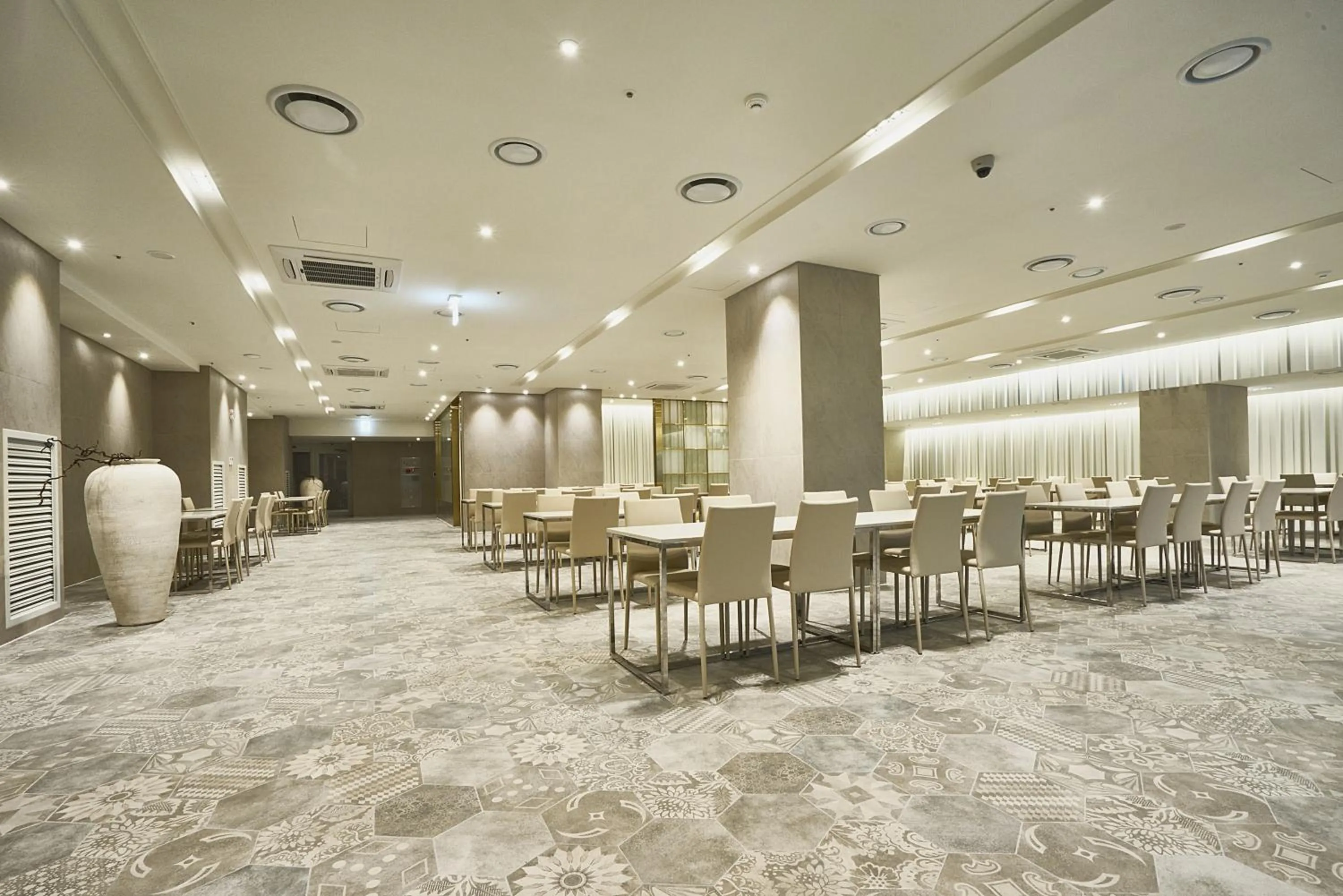 Restaurant/places to eat in Royal Emporium Incheon Airport