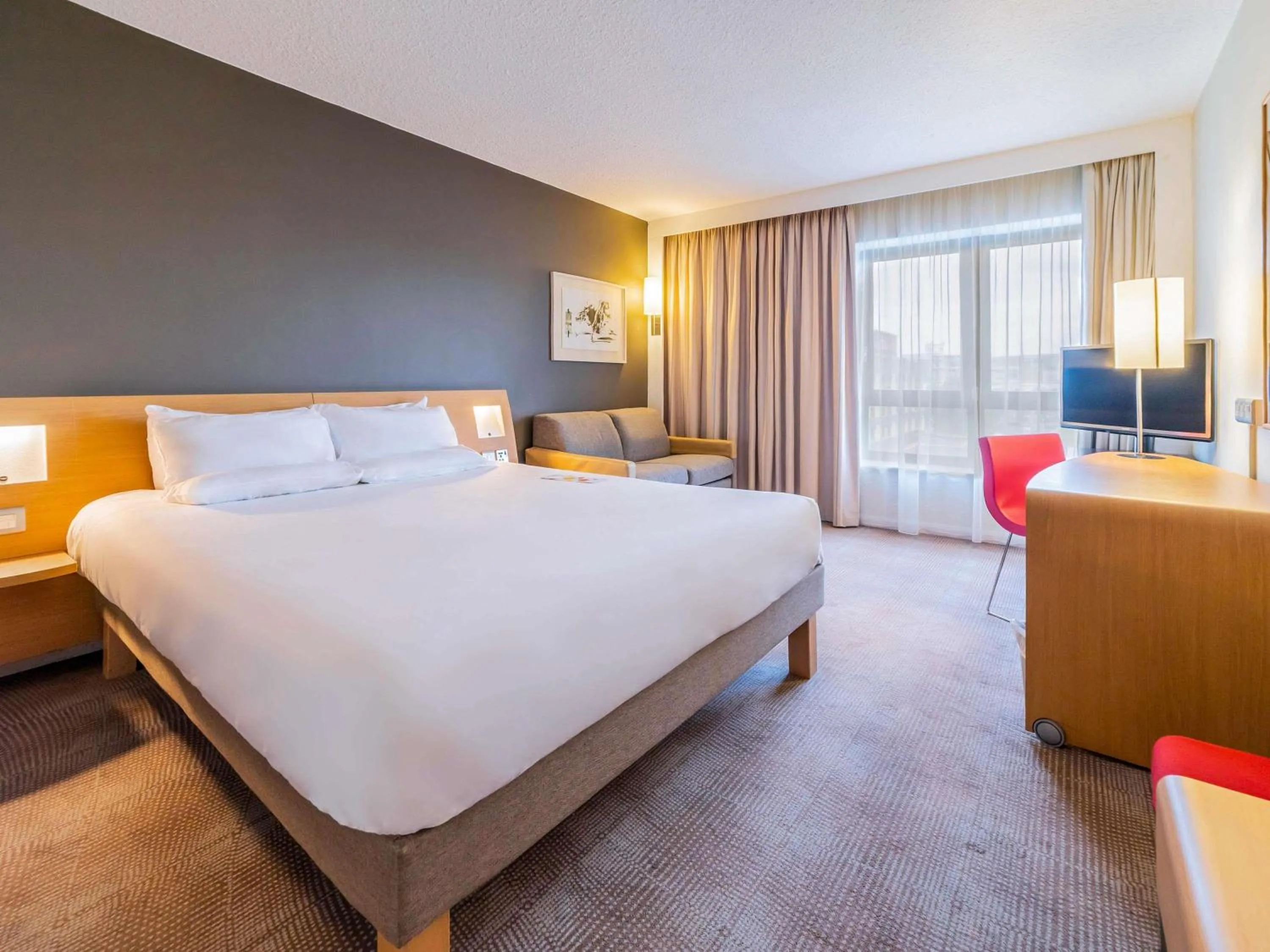 Property building, Bed in Novotel Southampton