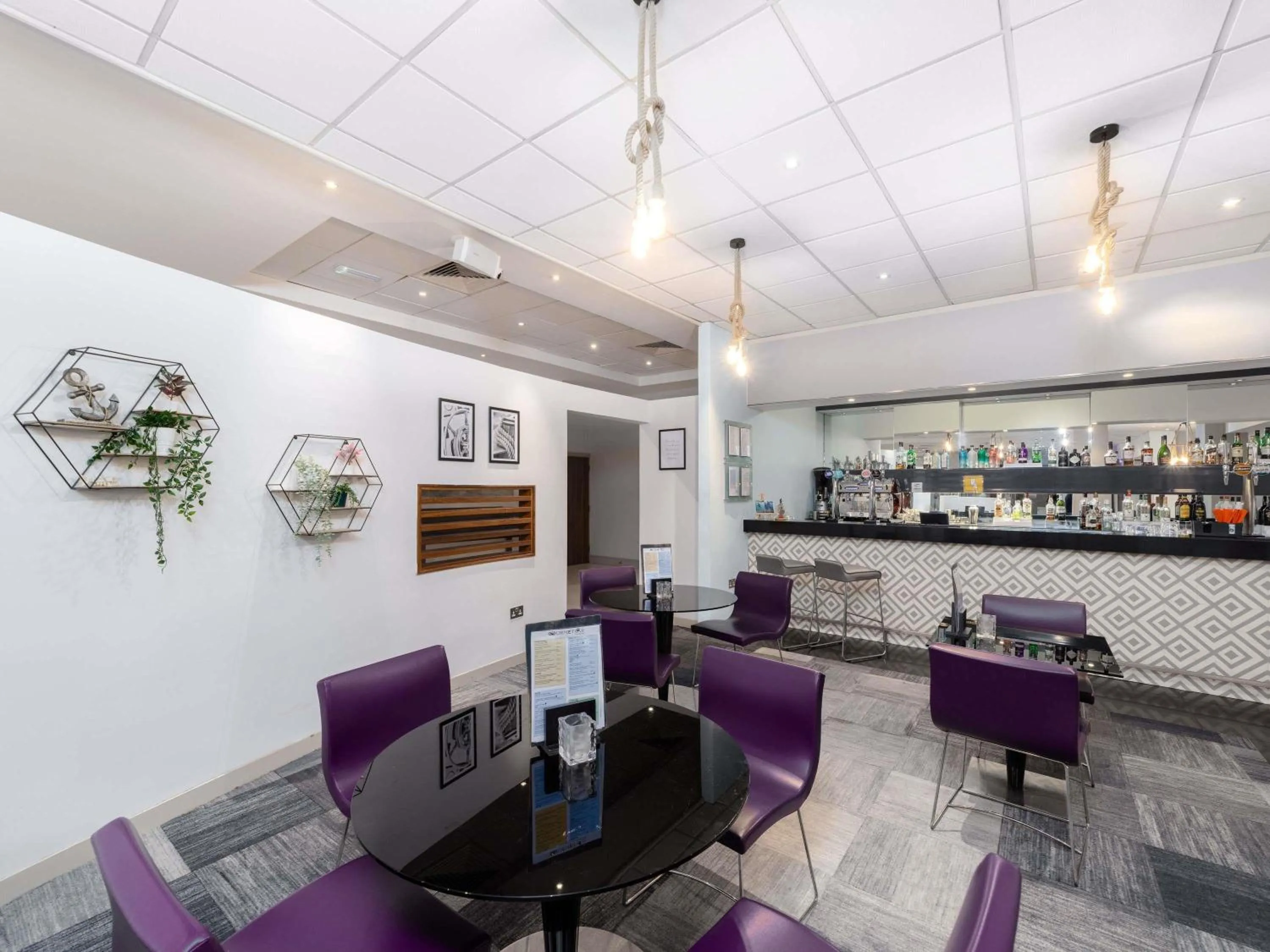 Lounge or bar in Novotel Southampton