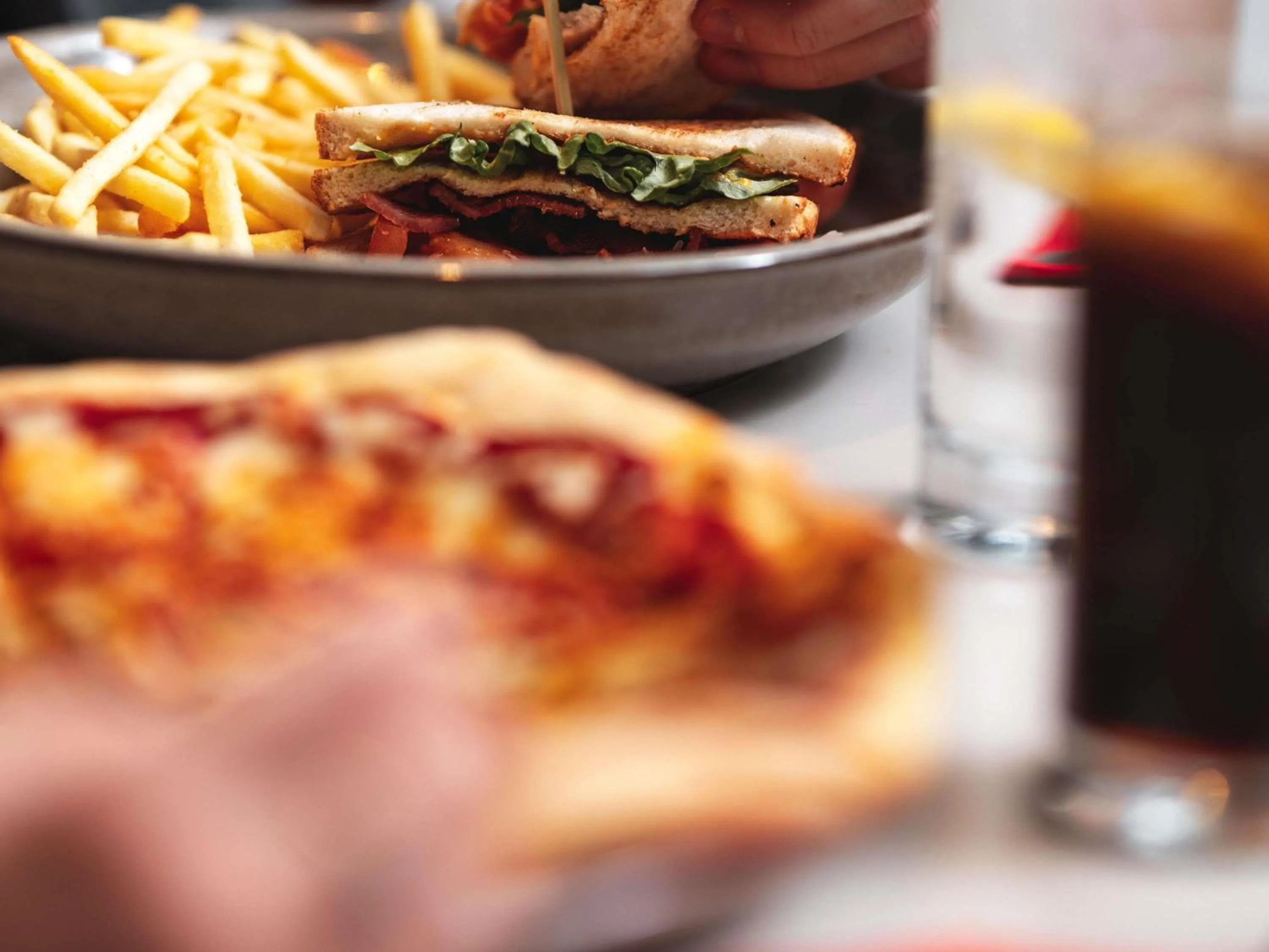 Lounge or bar in Novotel Southampton