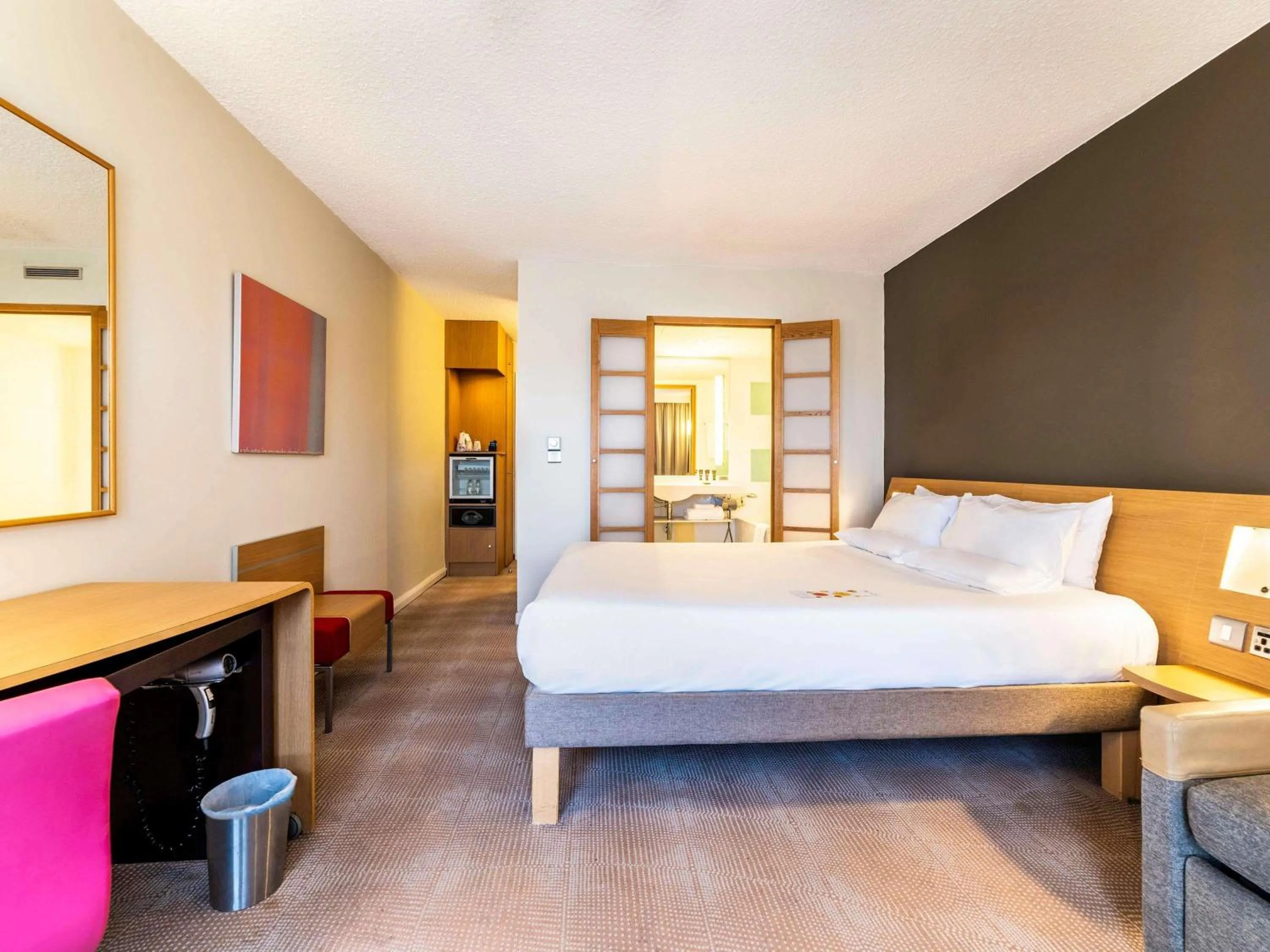 Property building, Bed in Novotel Southampton