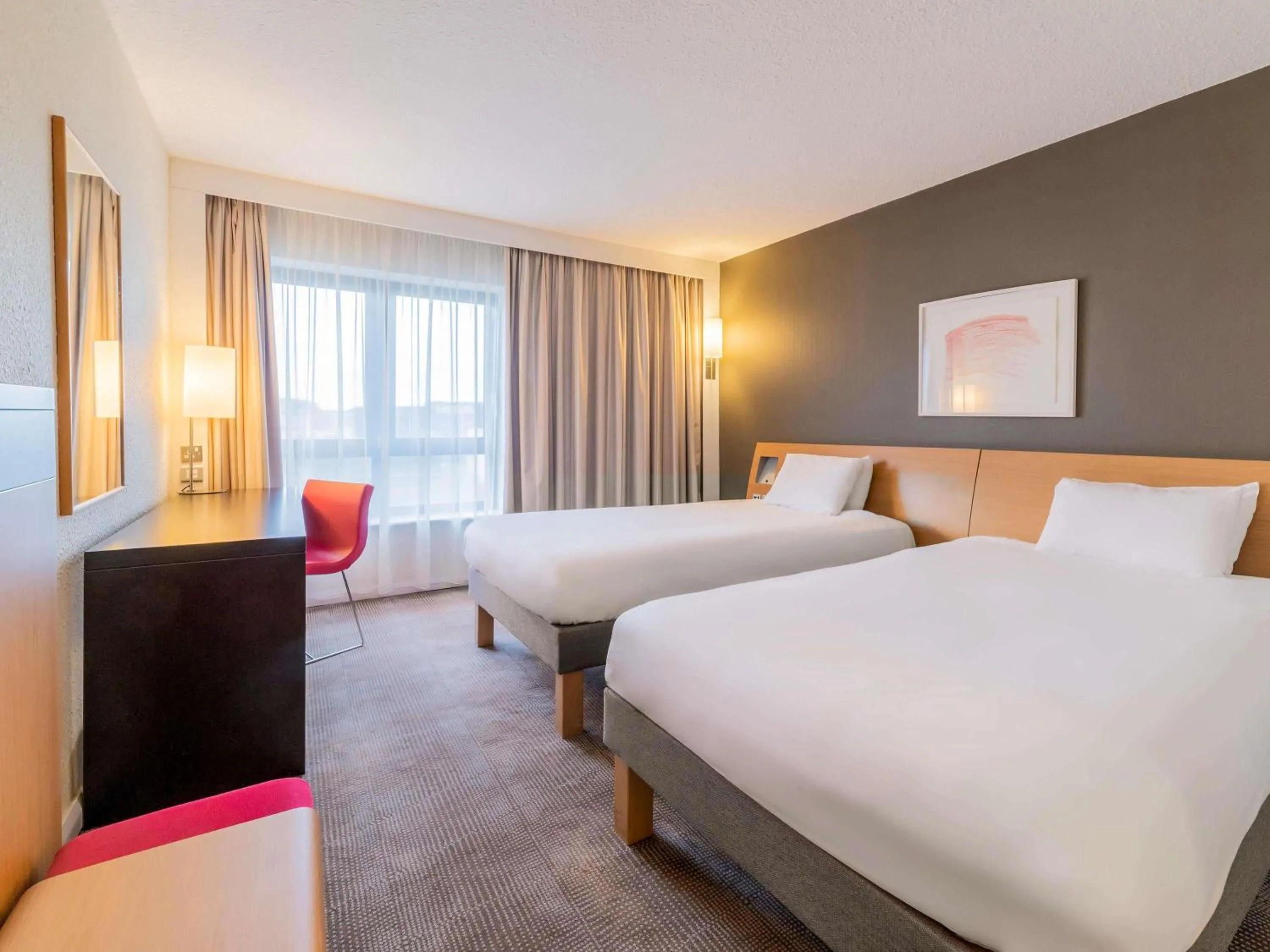 Property building, Bed in Novotel Southampton