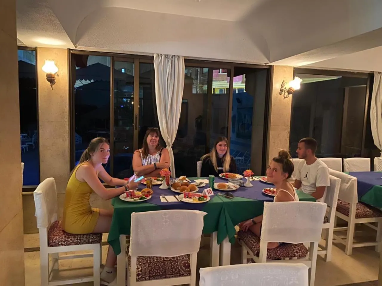 Restaurant/places to eat in Shady Hotel Luxor