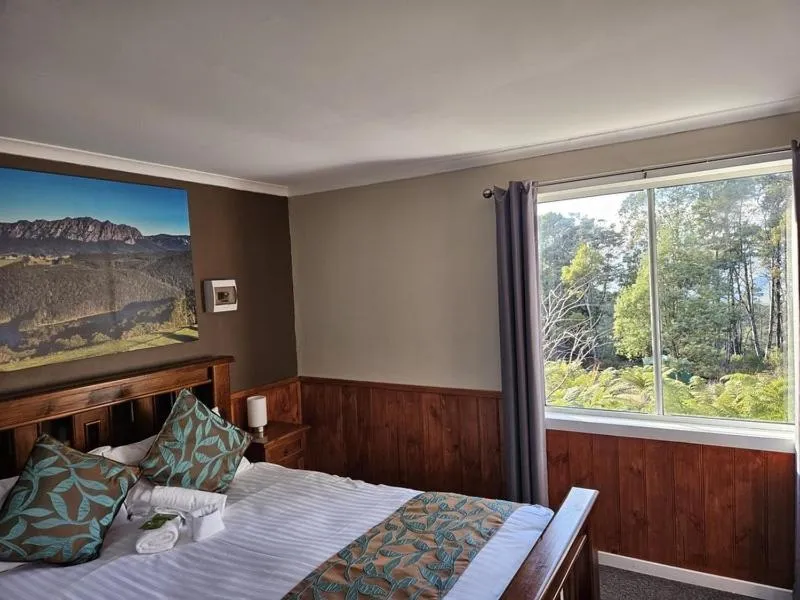 Bedroom, Bed in Cradle Alpine Retreat