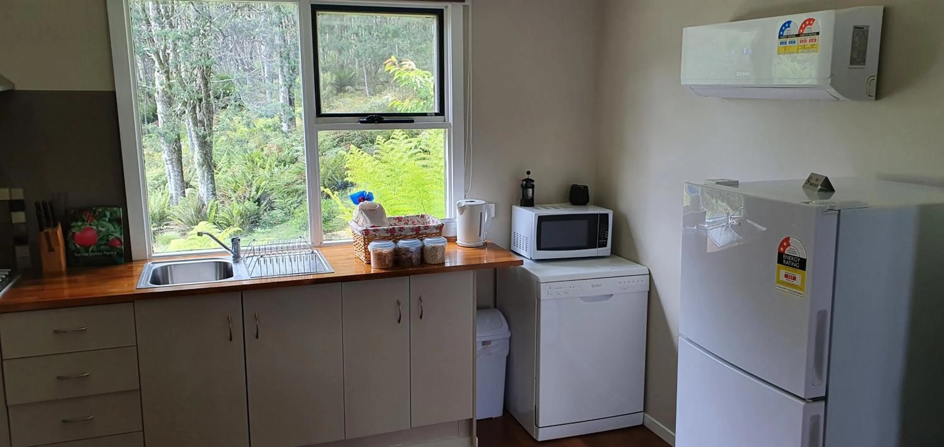 Kitchen or kitchenette in Cradle Alpine Retreat
