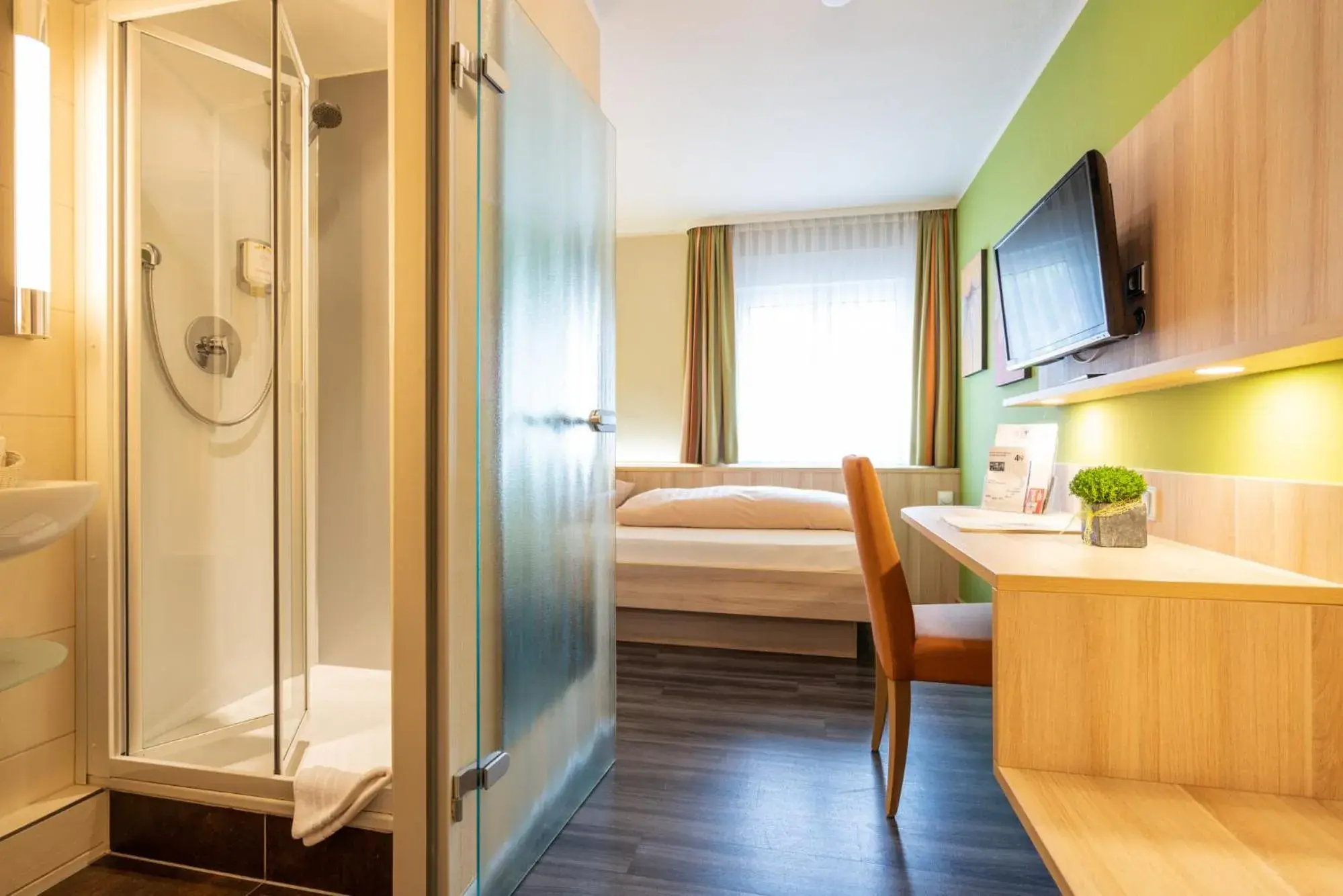 Single Room with Bathroom - single occupancy in Hotel-Gasthaus Adler Single Room with Bathroom - single occupancy in Hotel-Gasthaus Adler