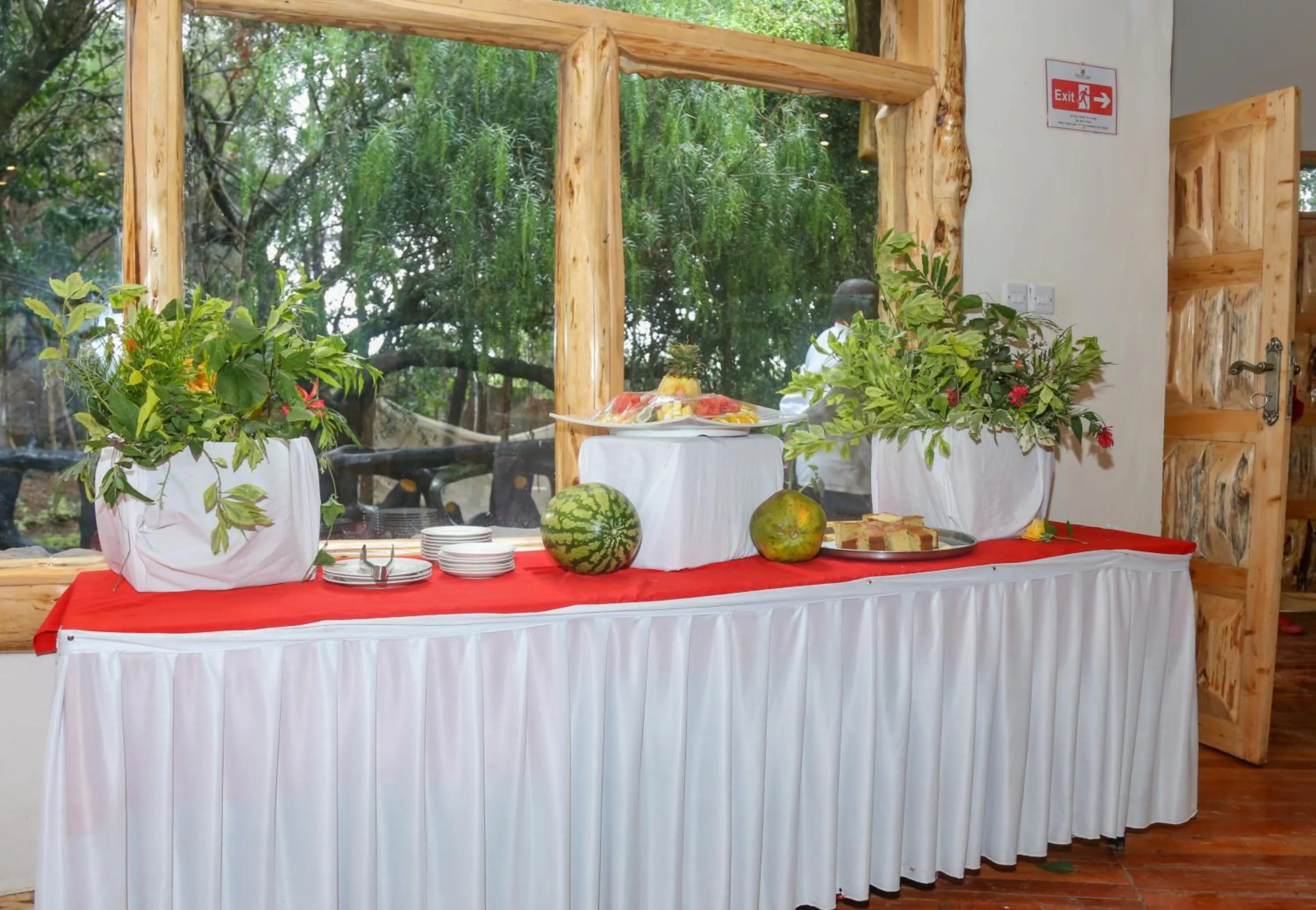 Restaurant/places to eat in Dovenest Lodge