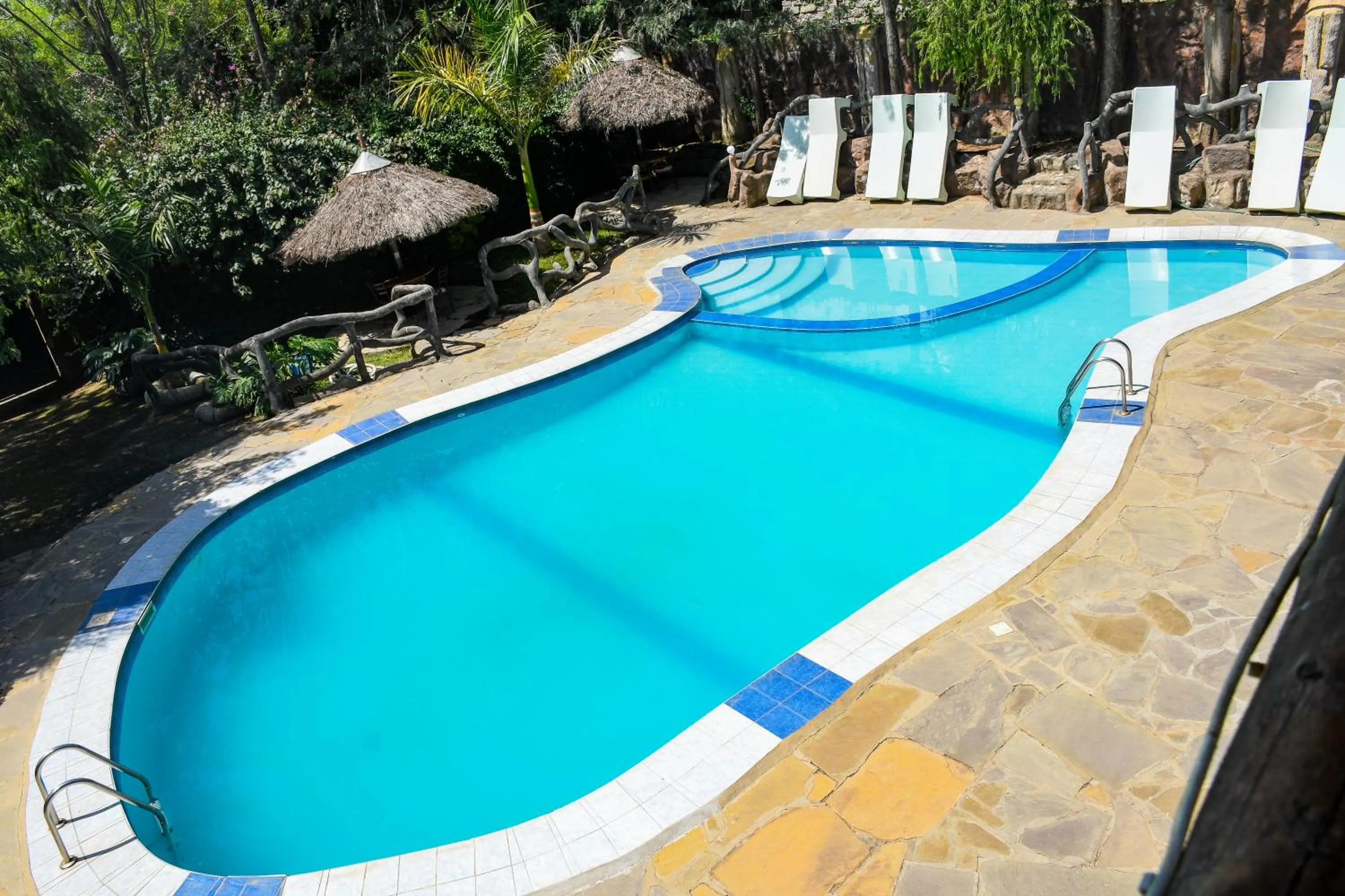 Swimming pool in Dovenest Lodge