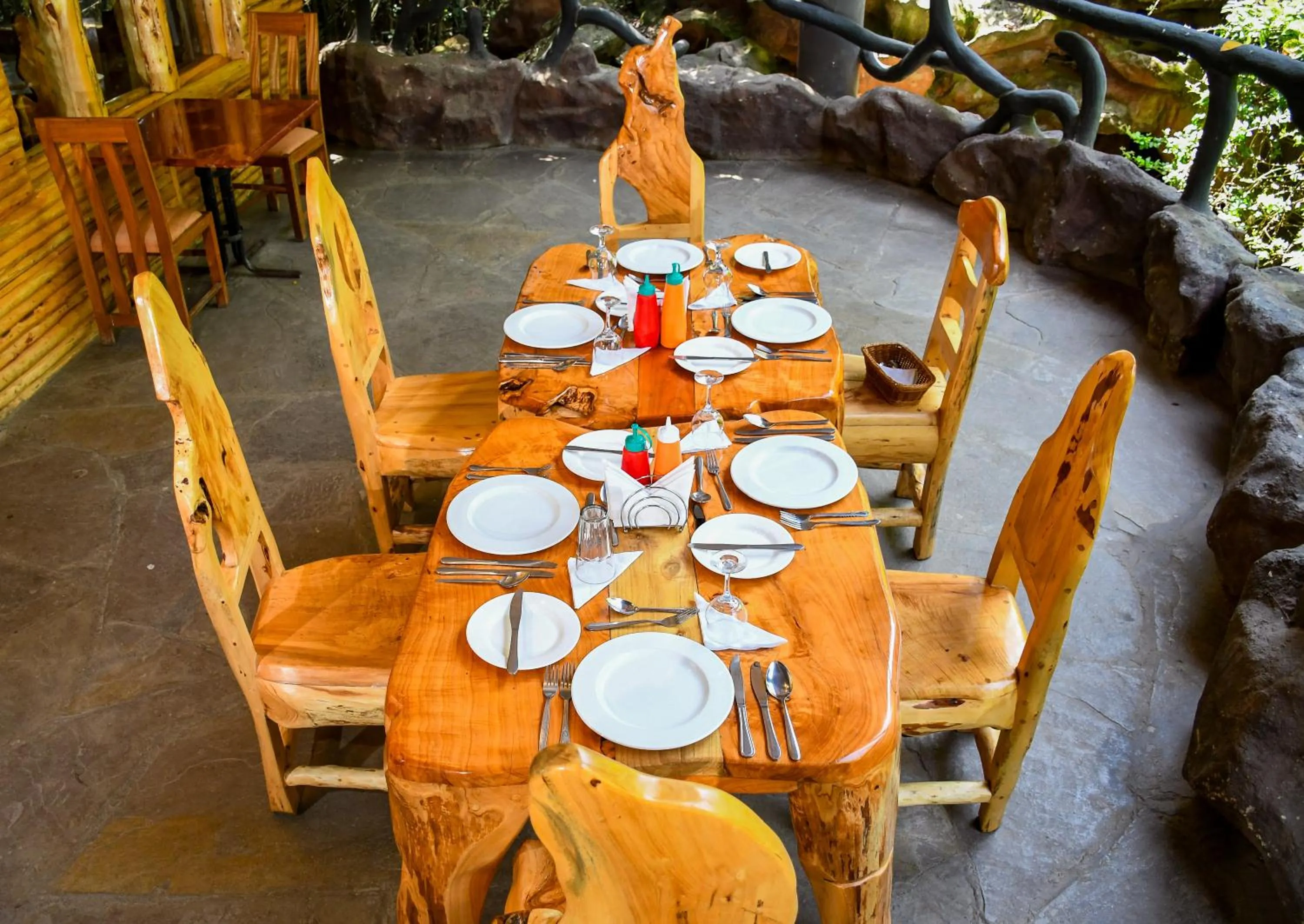 Restaurant/places to eat in Dovenest Lodge