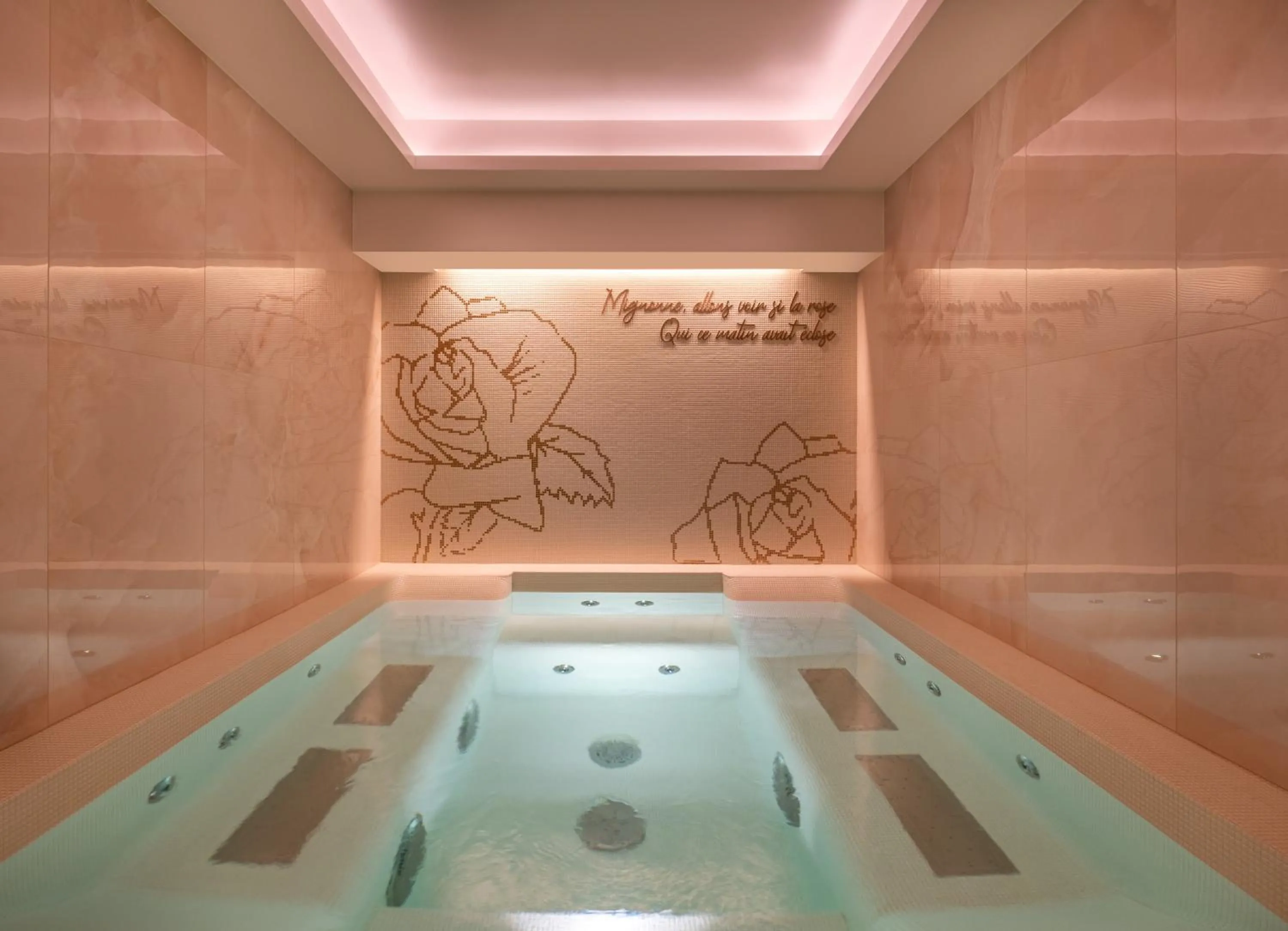 Hot Tub in Hôtel Elysia by Inwood Hotels