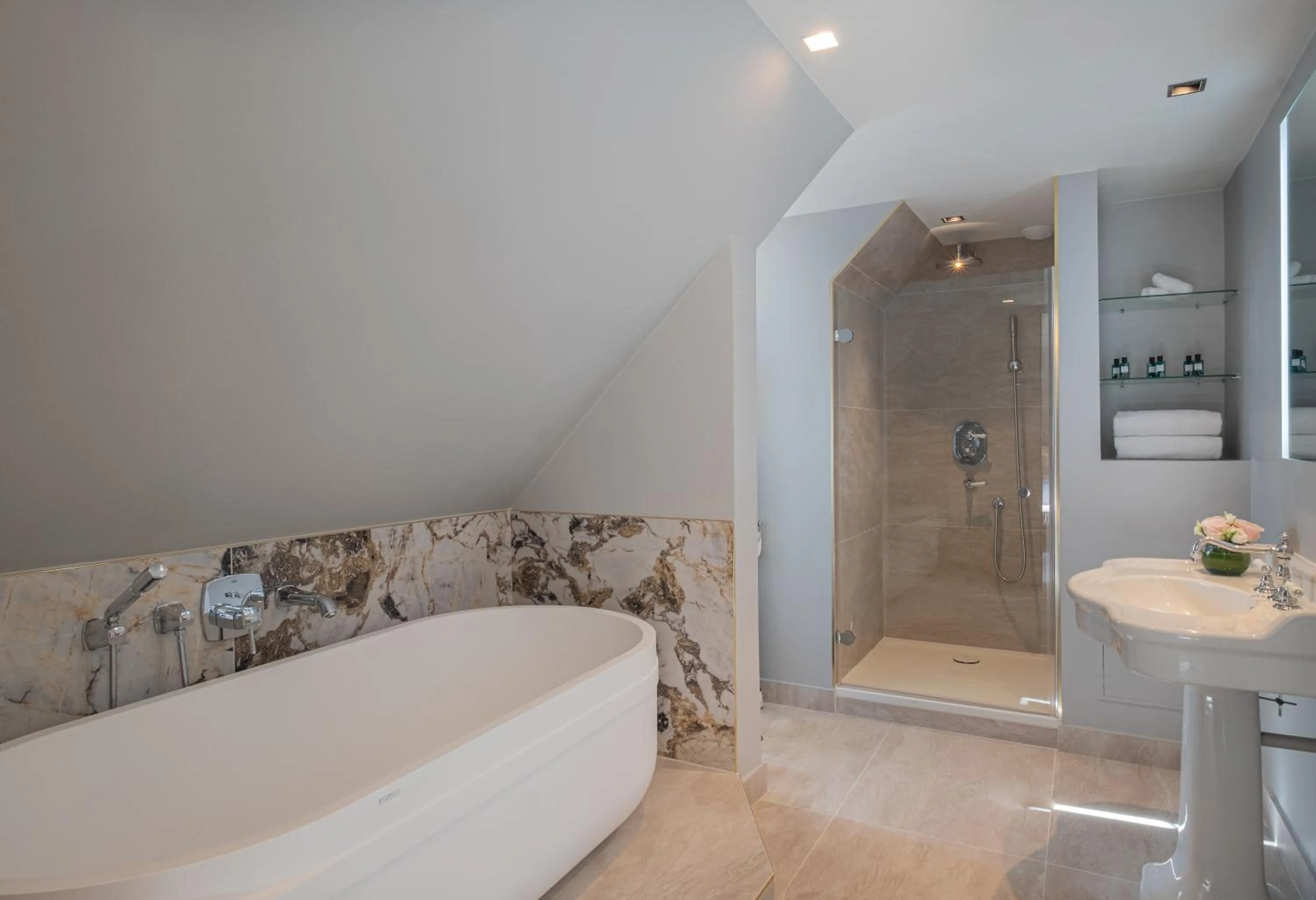 Bathroom in Hôtel Elysia by Inwood Hotels