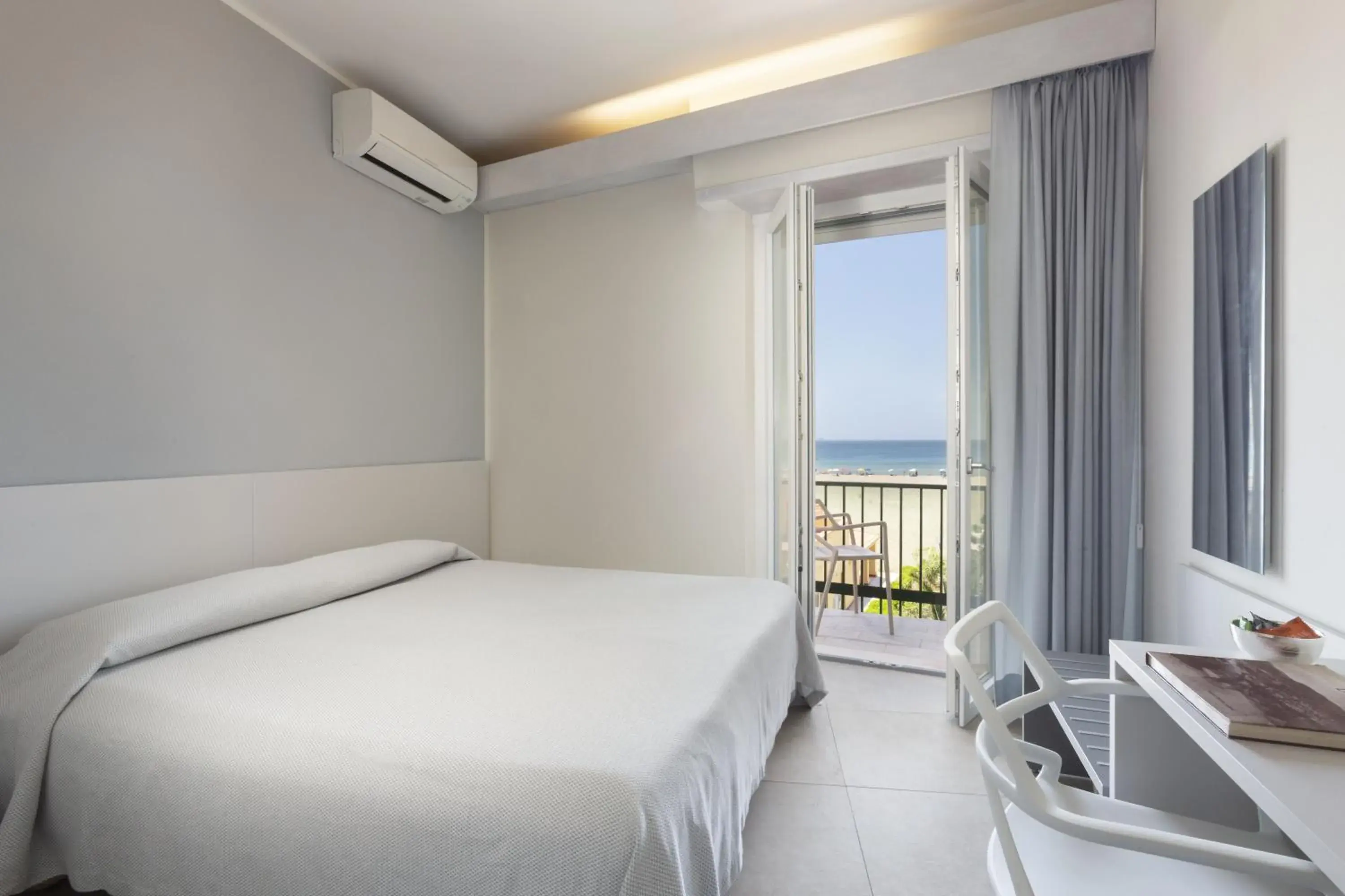 Superior Double or Twin Room with Sea View in Hotel Al Gabbiano Superior Double or Twin Room with Sea View in Hotel Al Gabbiano