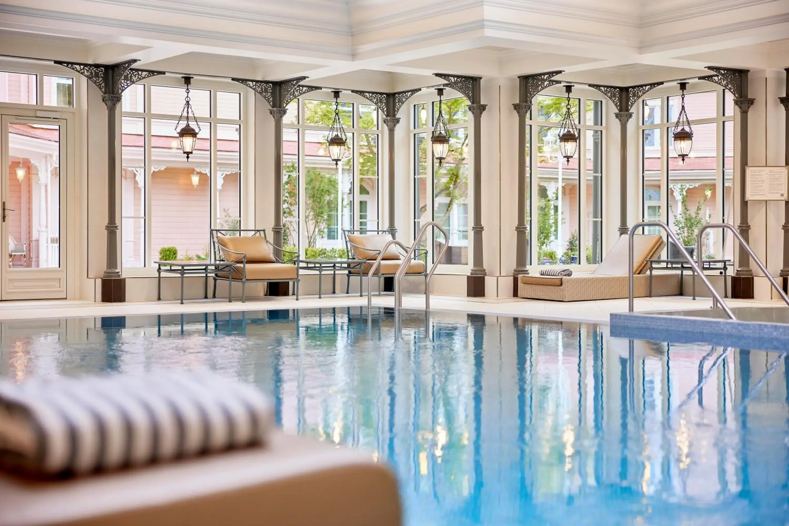 Swimming pool in Disneyland® Hotel Swimming pool in Disneyland® Hotel