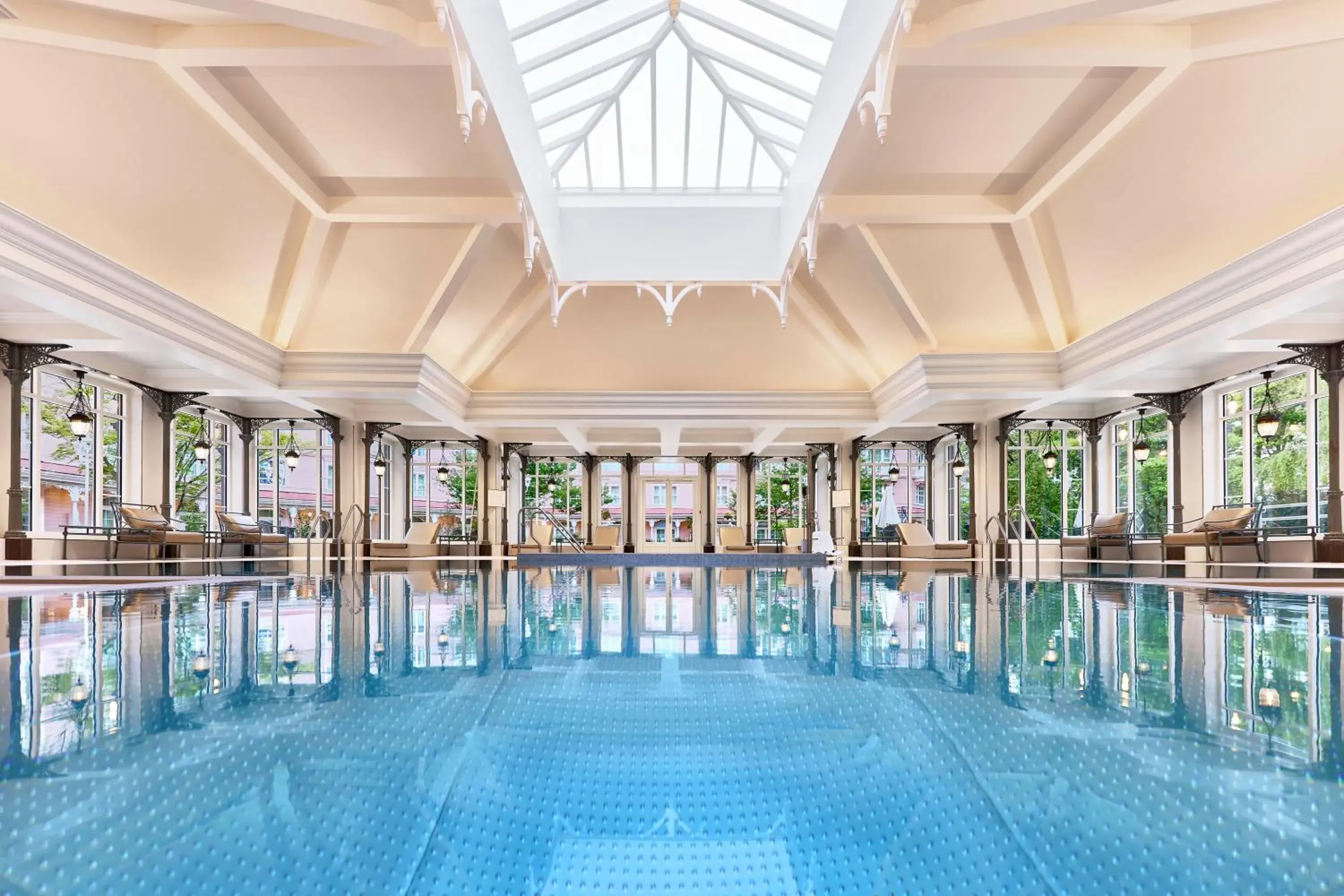 Swimming pool in Disneyland® Hotel Swimming pool in Disneyland® Hotel