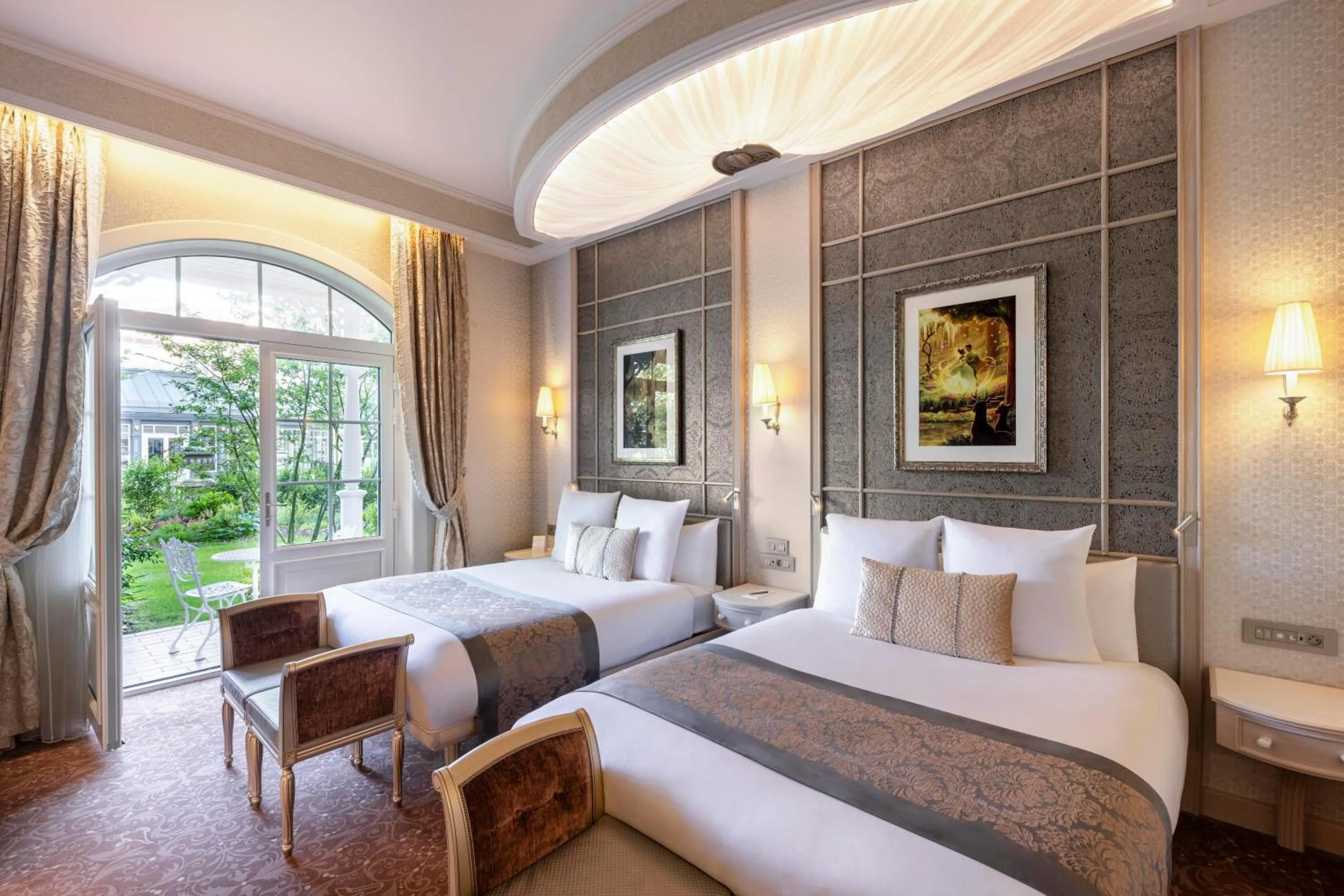 Balcony/Terrace, Bed in Disneyland® Hotel