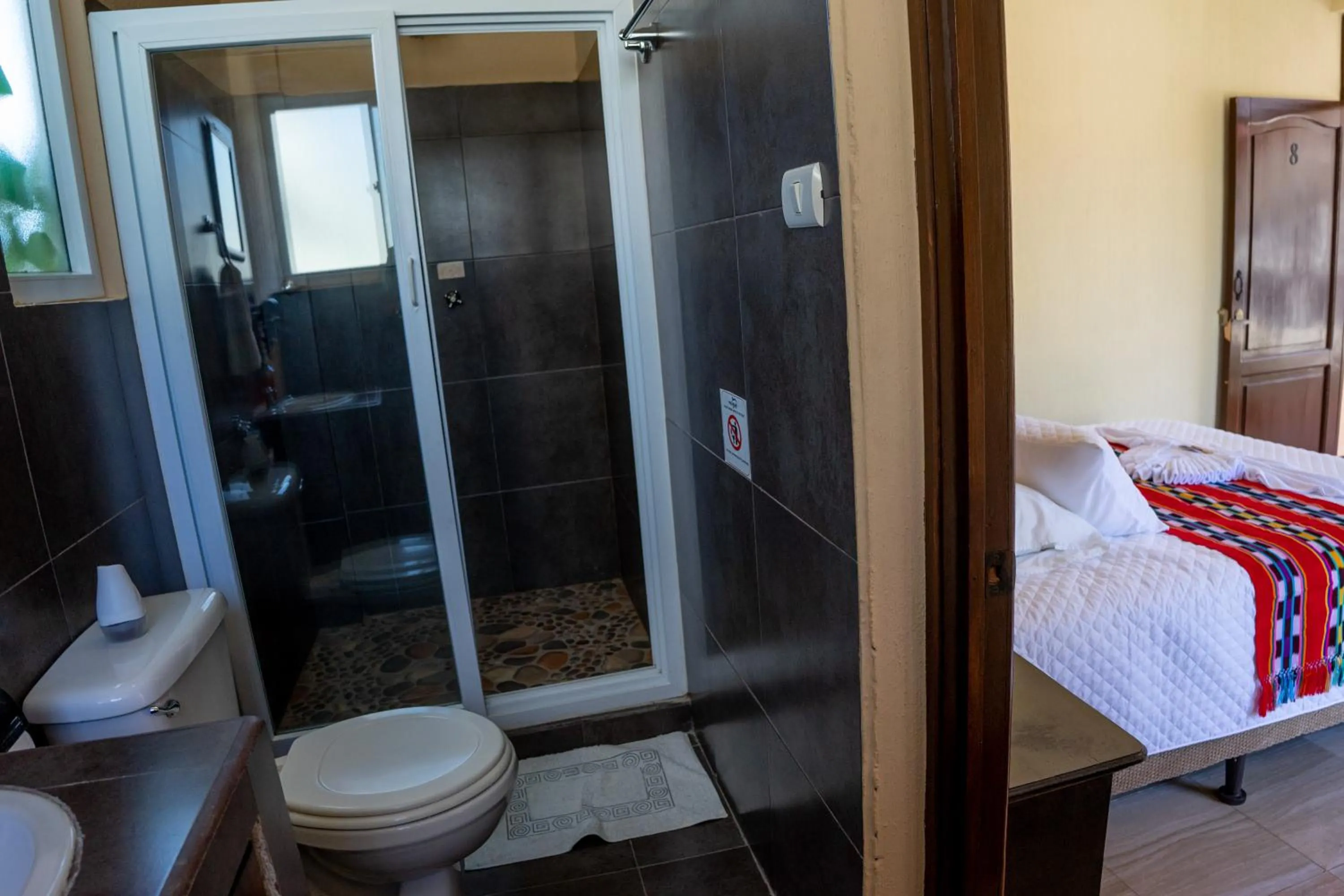 Shower in El Delfin Hotel y Restaurante