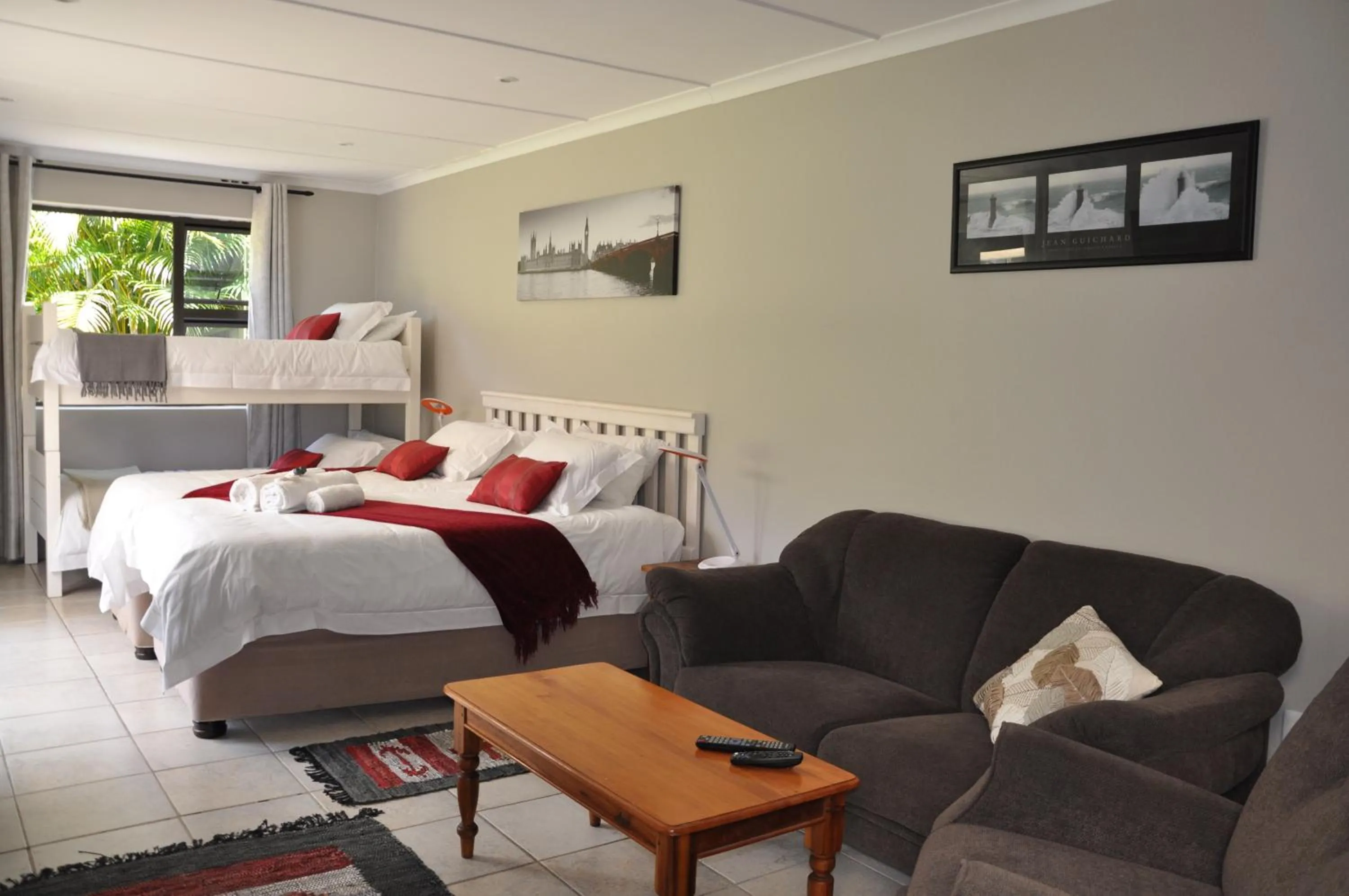 Living room, Bed in At One Lodge