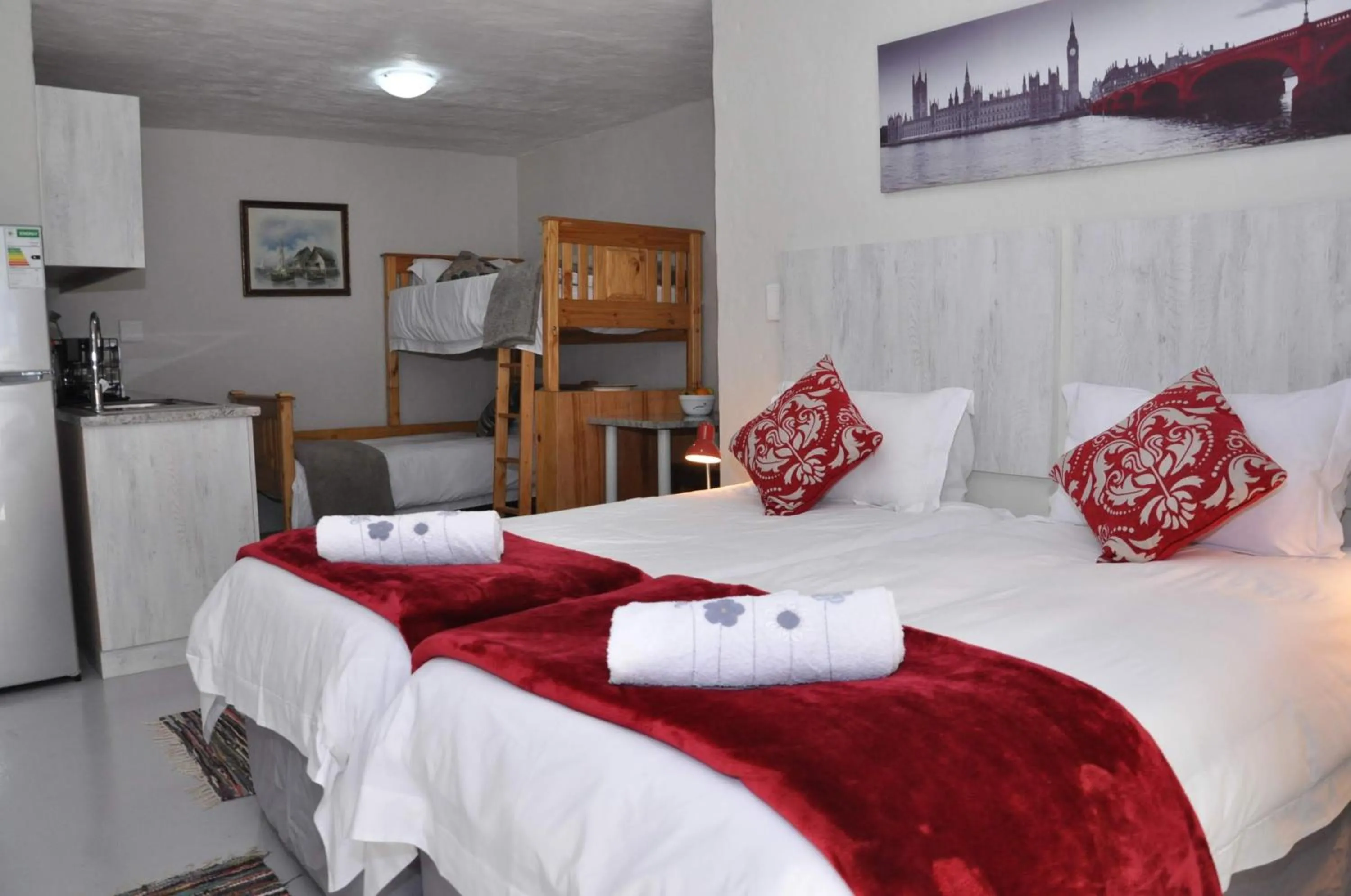 Photo of the whole room, Bed in At One Lodge