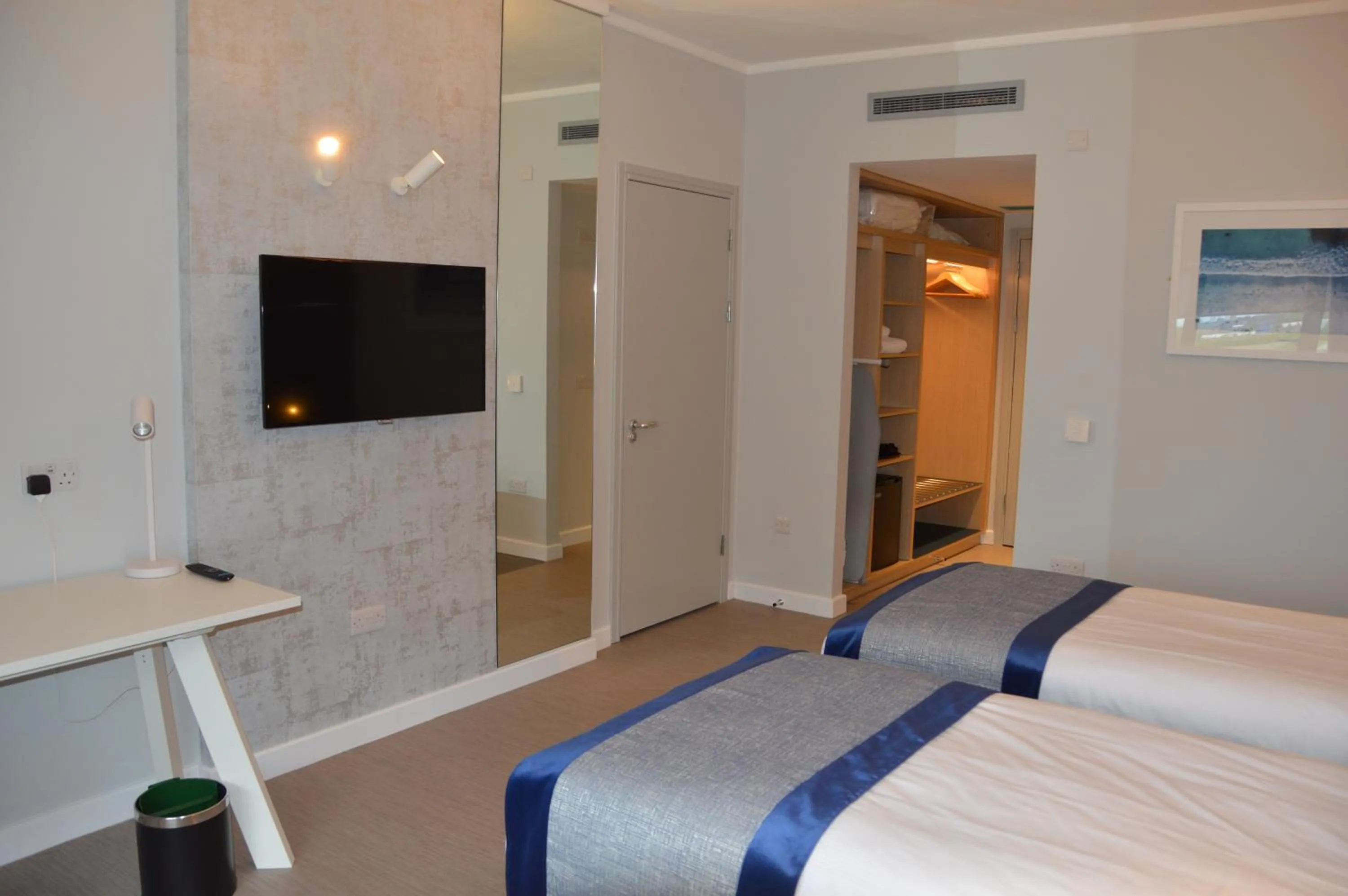 Bedroom, Bed in The Golden Jubilee Hotel