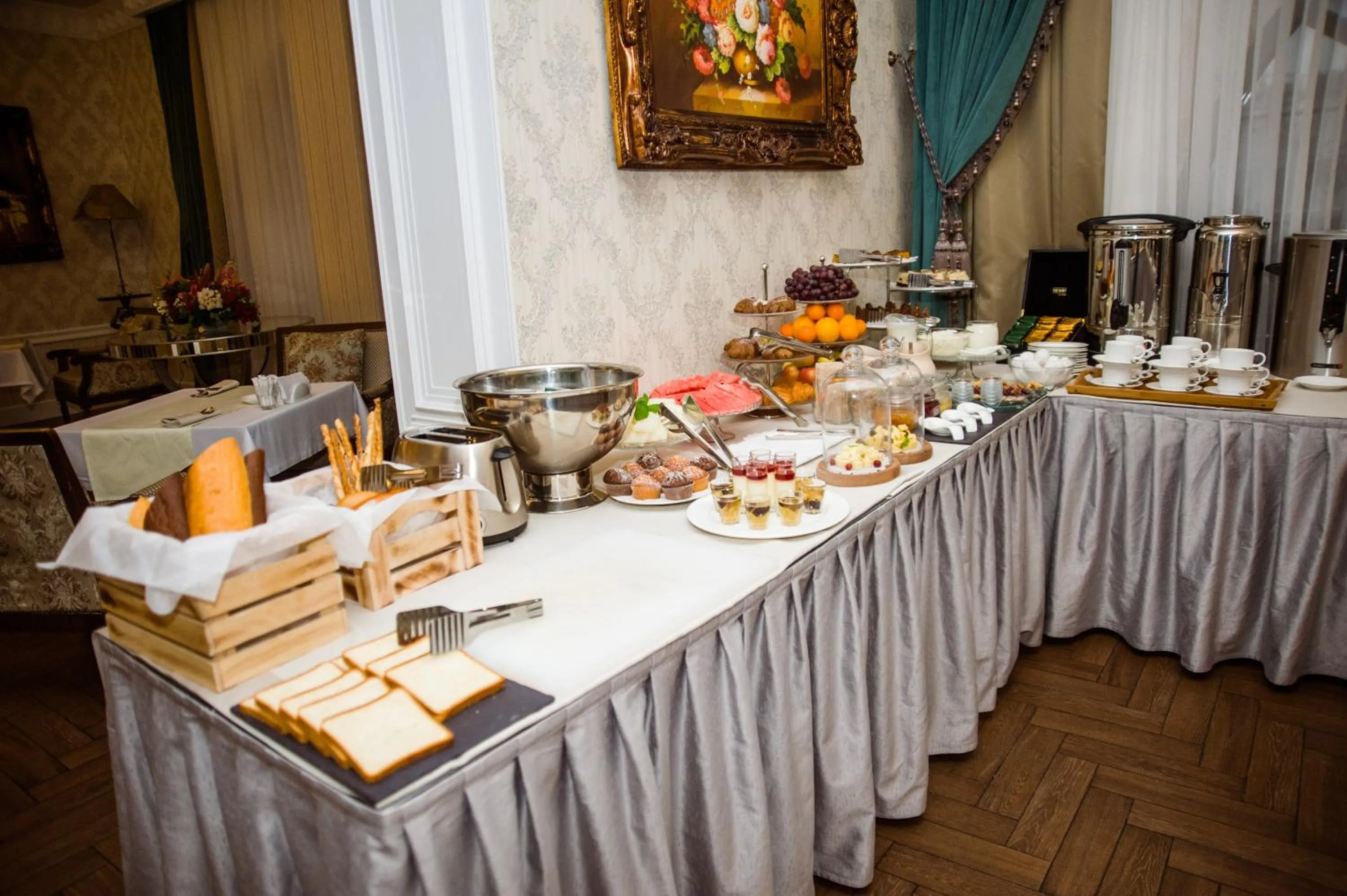 Restaurant/places to eat in Alanda Hotel