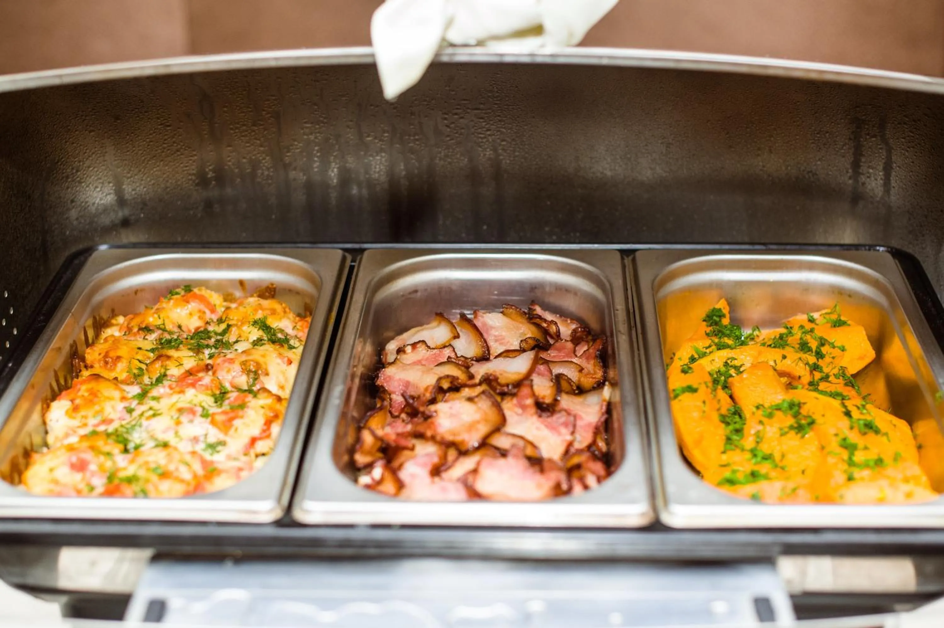 Restaurant/places to eat in Alanda Hotel