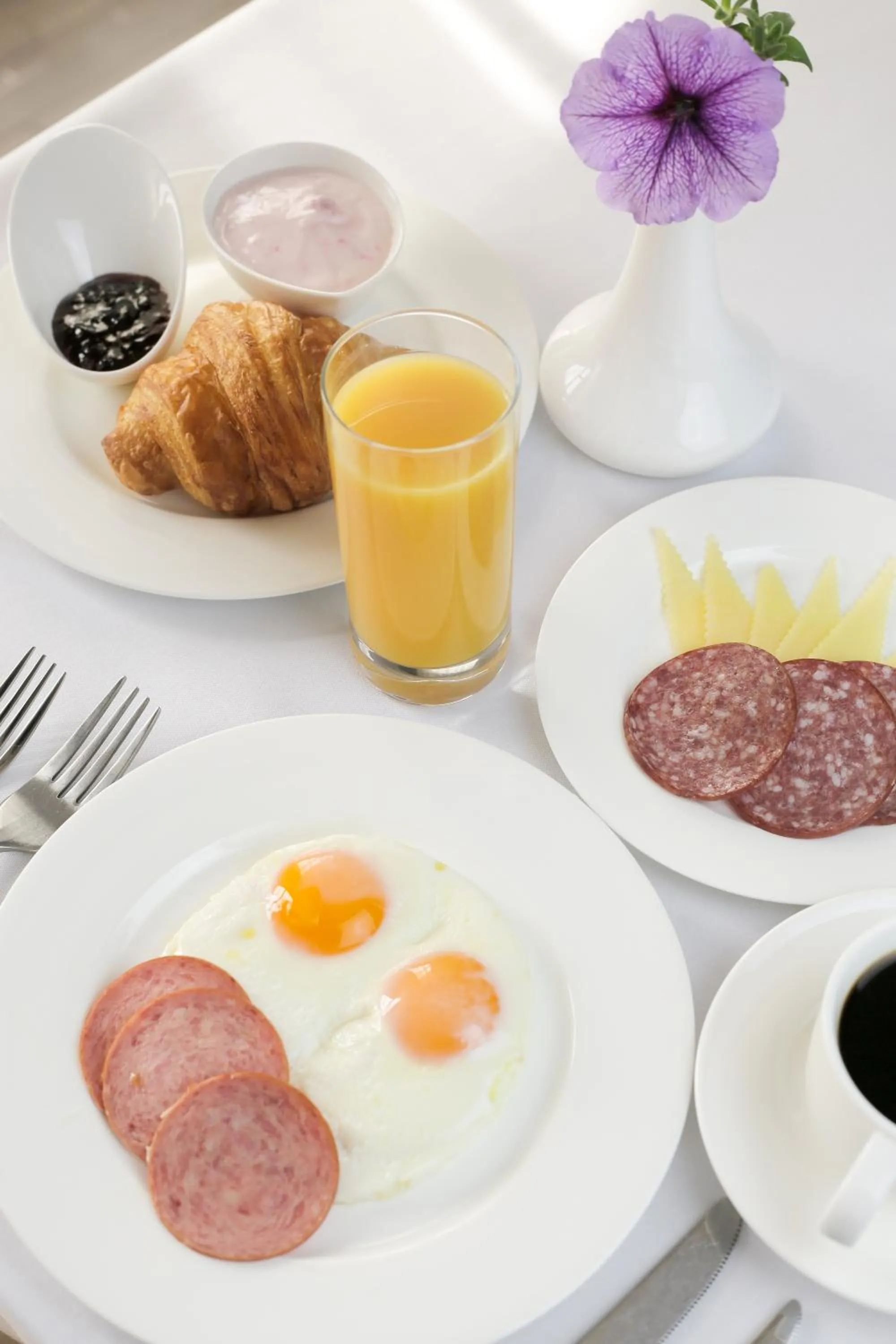 Restaurant/places to eat in Alanda Hotel