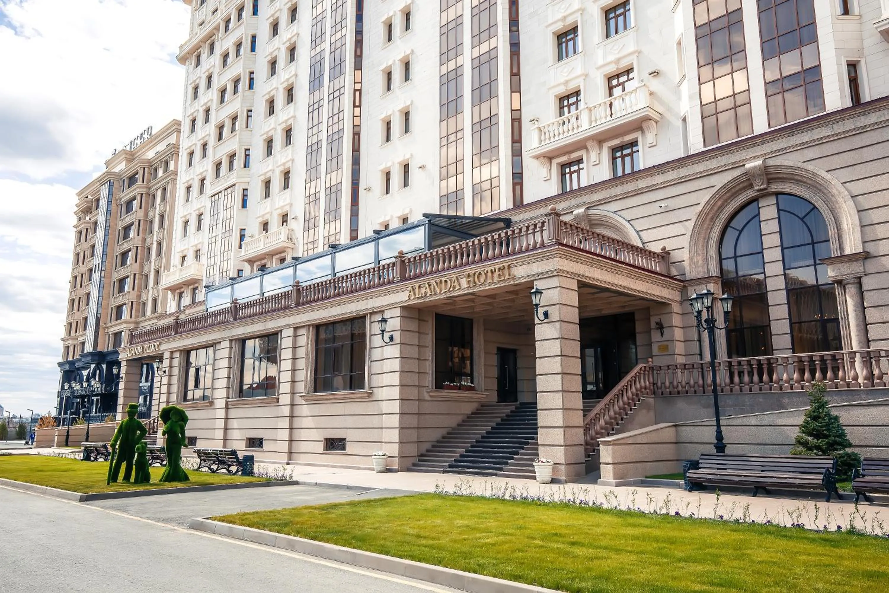Facade/entrance in Alanda Hotel