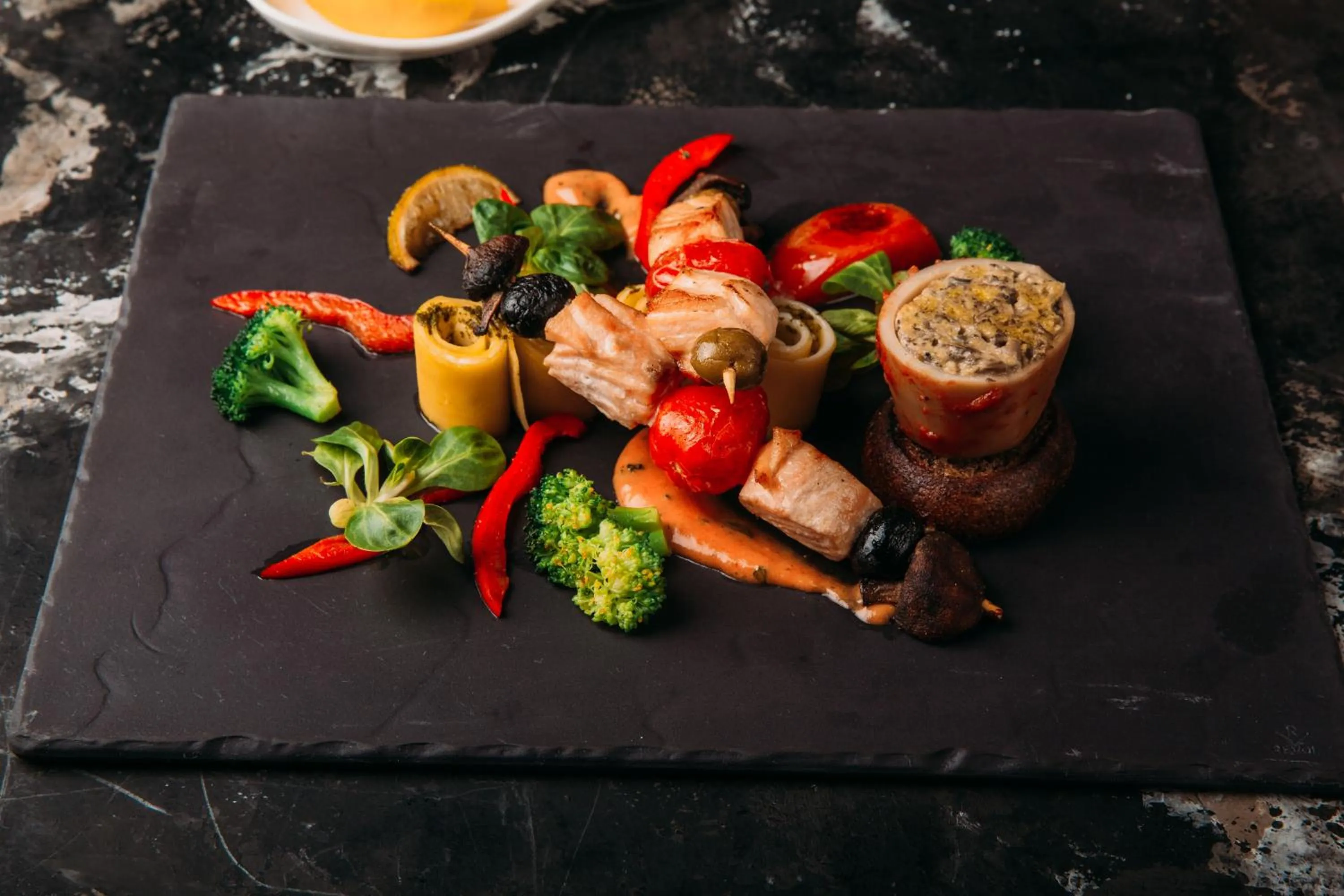 Restaurant/places to eat in Alanda Hotel