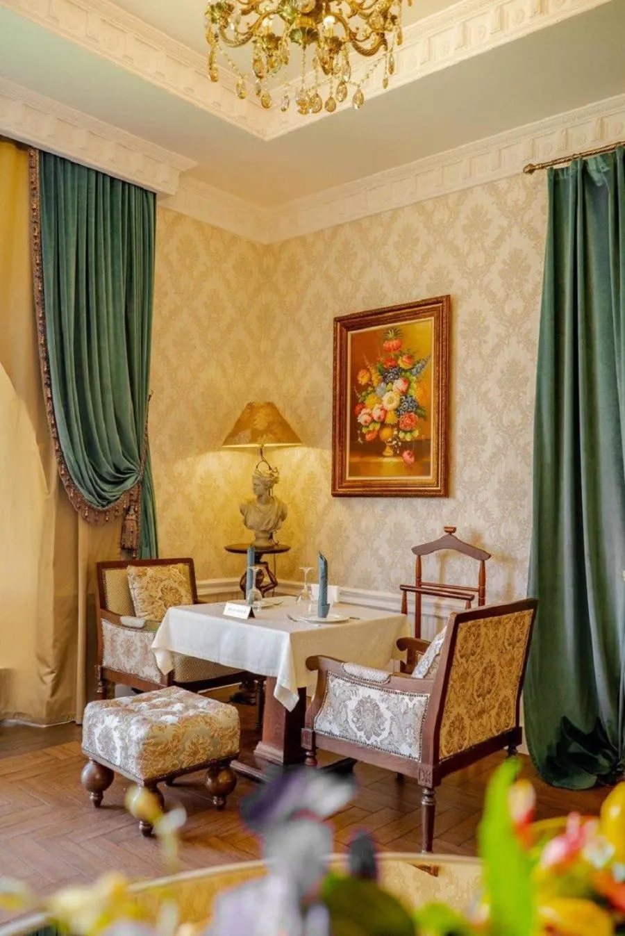 Restaurant/places to eat in Alanda Hotel