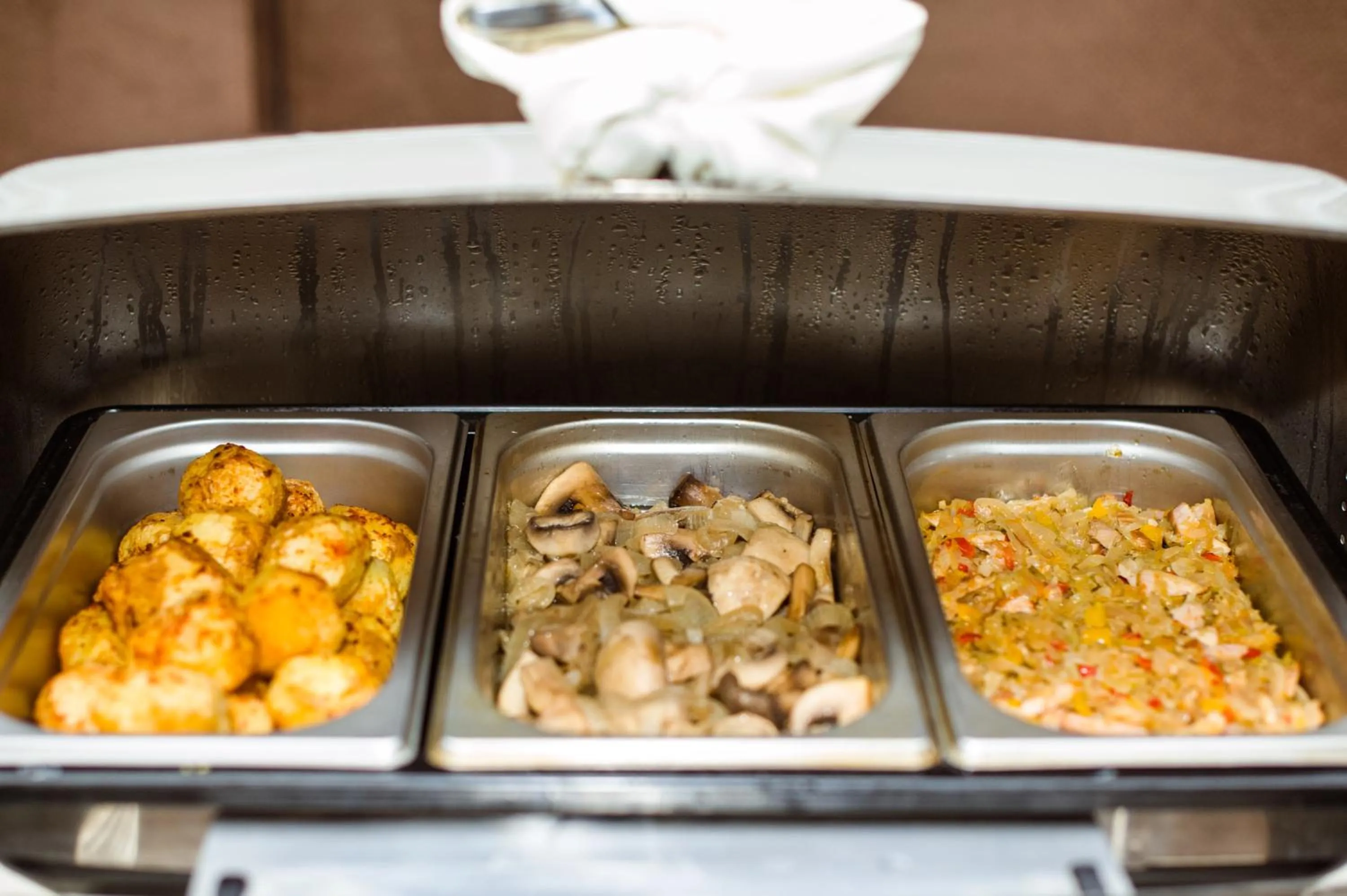 Restaurant/places to eat in Alanda Hotel