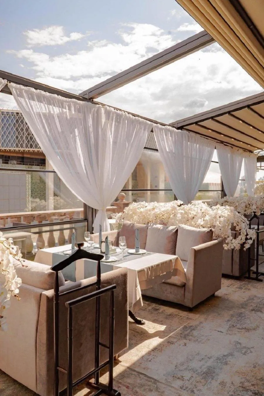 Restaurant/places to eat in Alanda Hotel