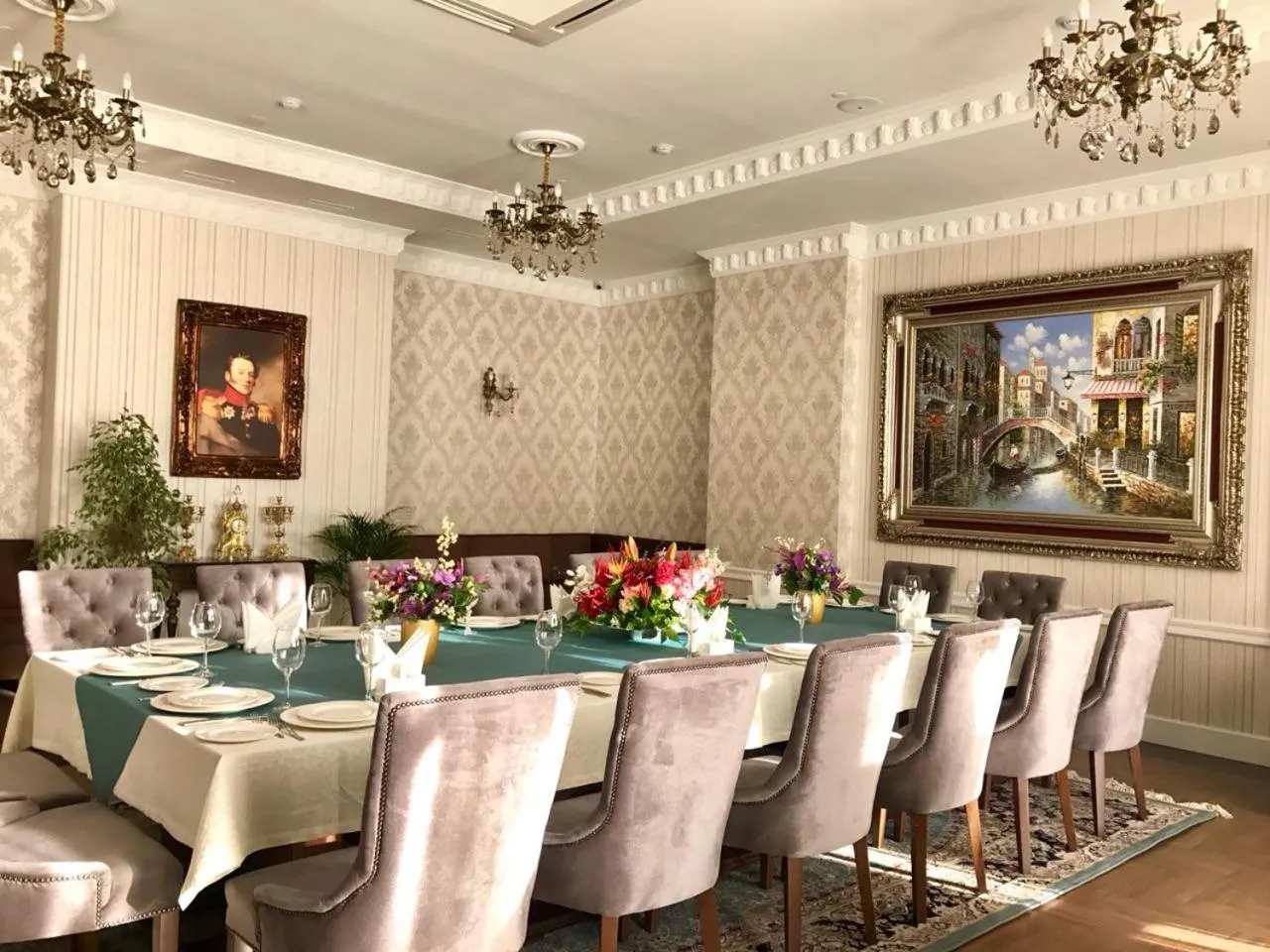 Restaurant/places to eat in Alanda Hotel