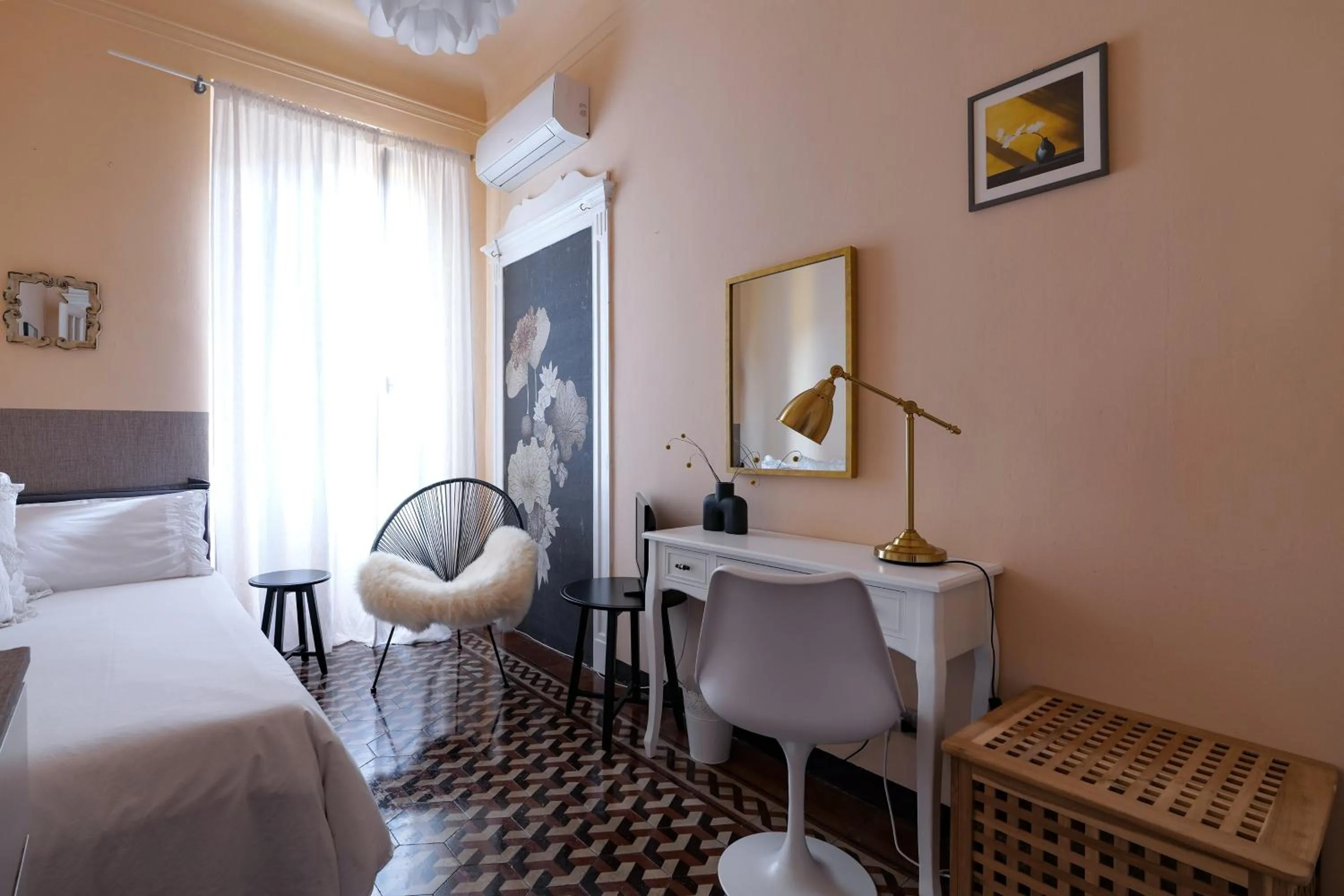 Photo of the whole room, Bed in House of Frames