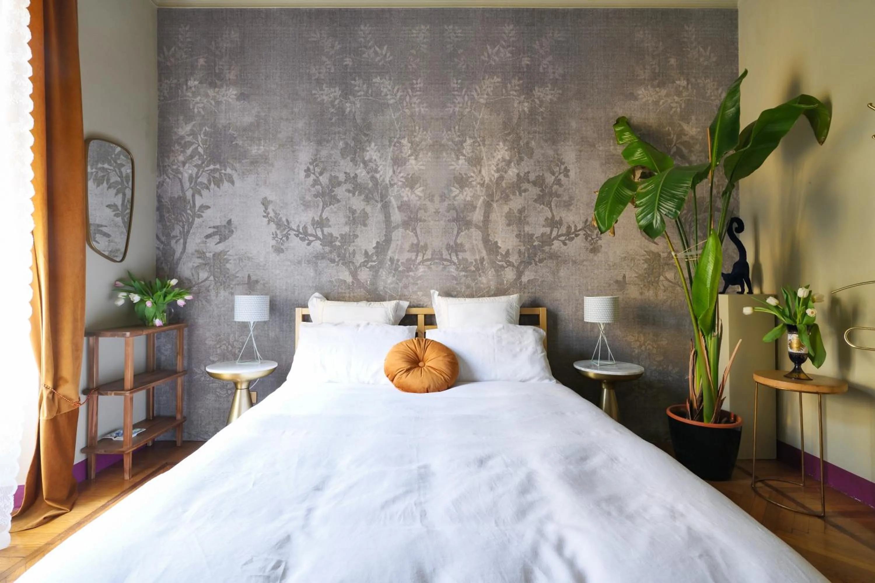 Photo of the whole room, Bed in House of Frames