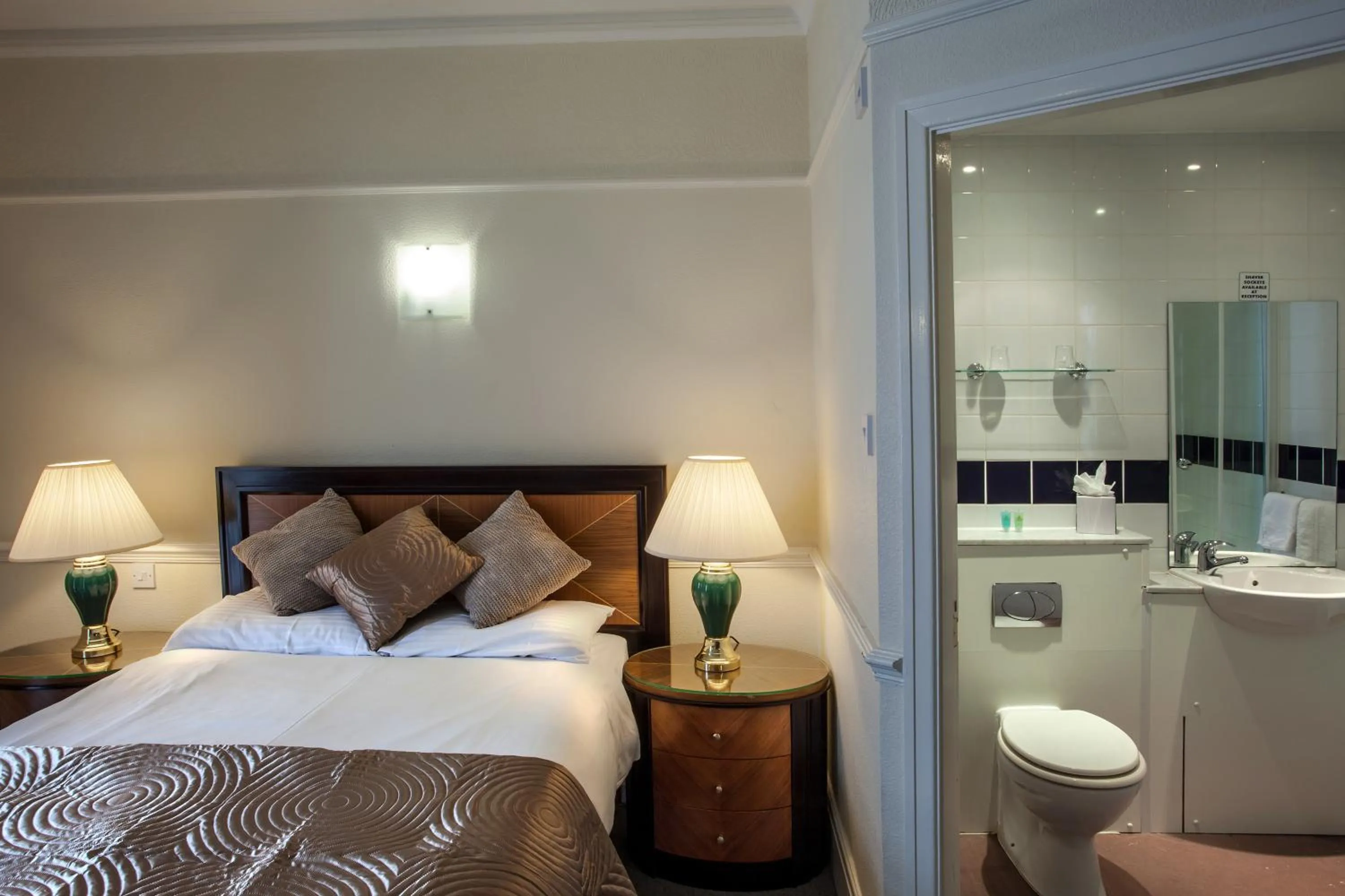 Bed in The Metropole Hotel