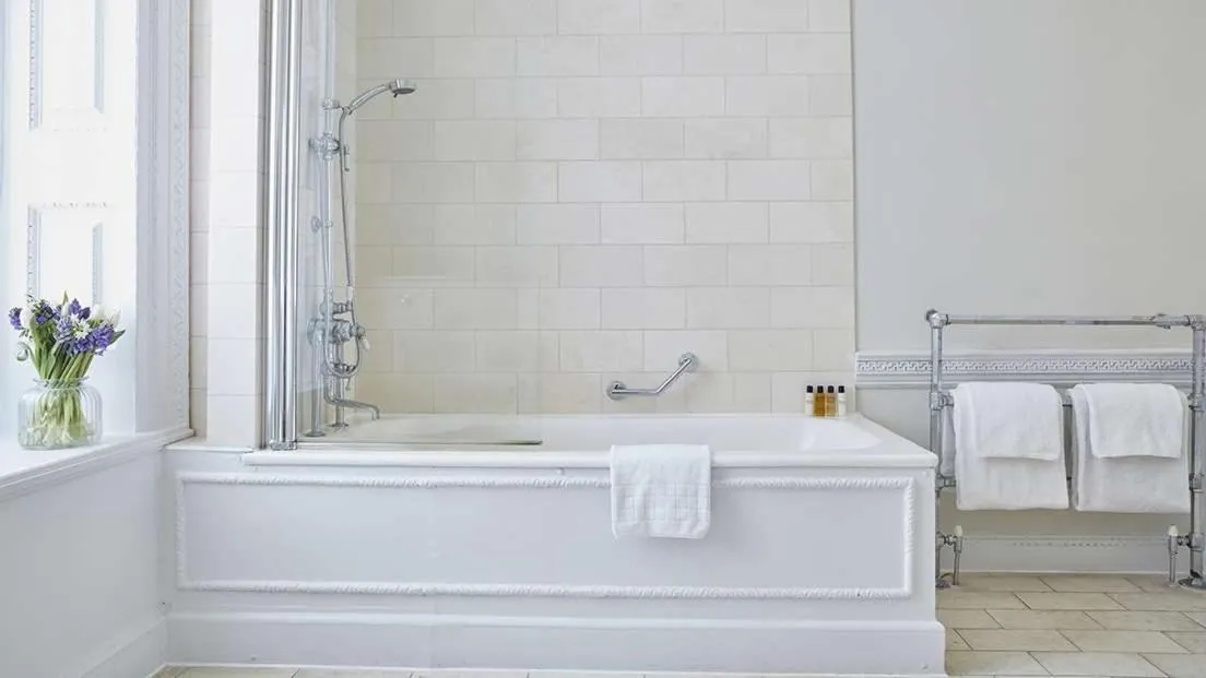 Bathroom, Bed in Buxted Park Hotel
