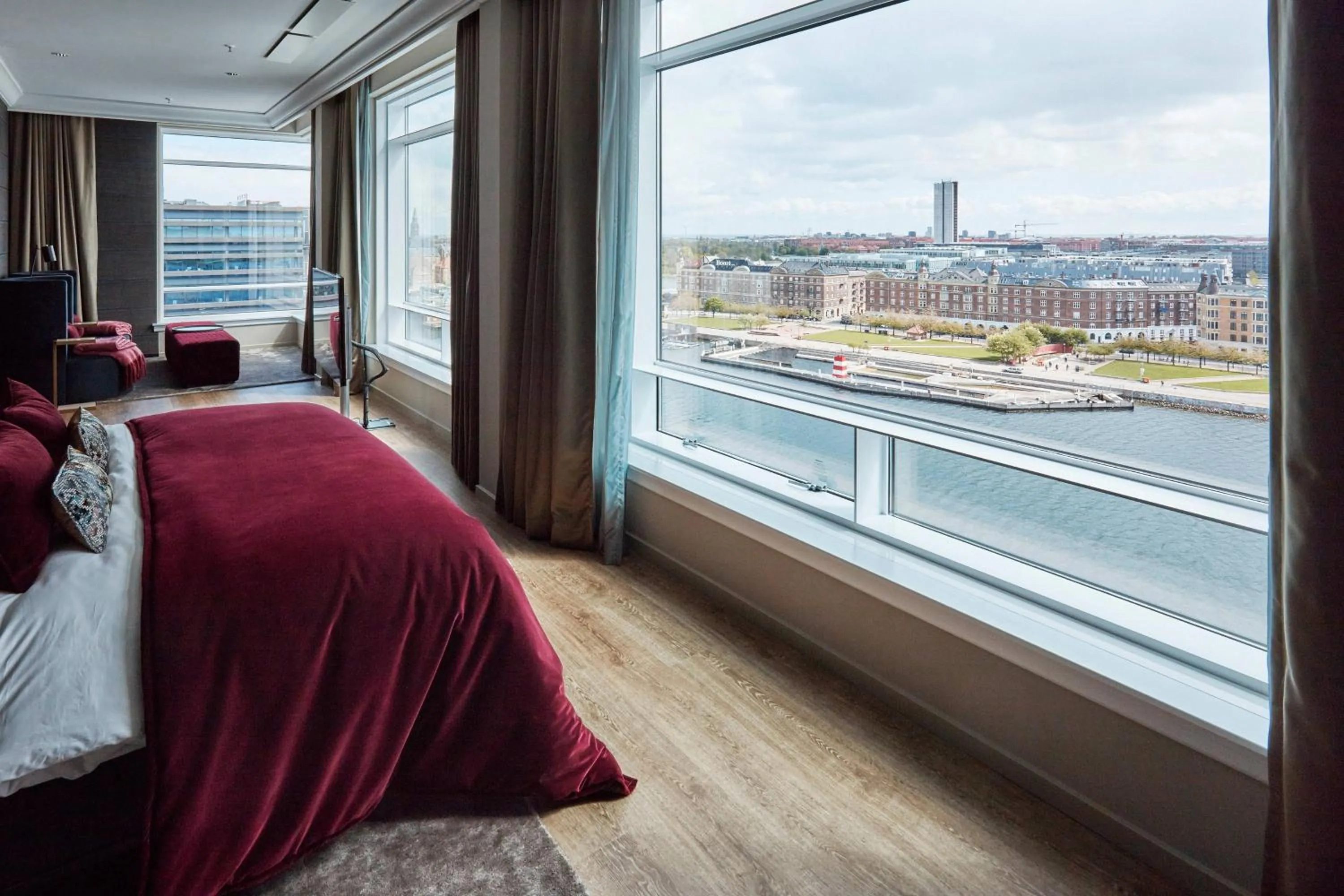 Photo of the whole room, Bed in Copenhagen Marriott Hotel