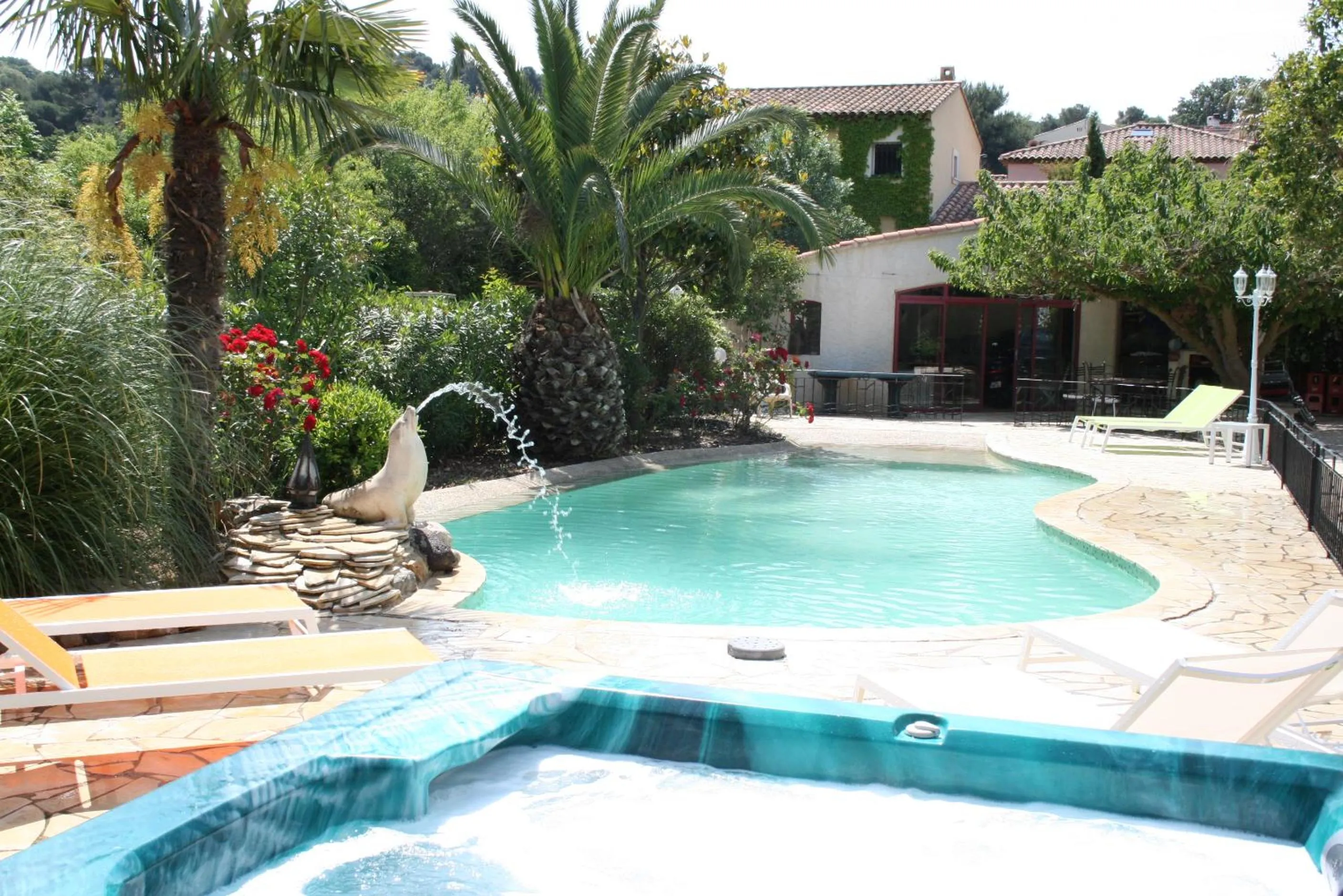 Swimming pool in Villa Myami