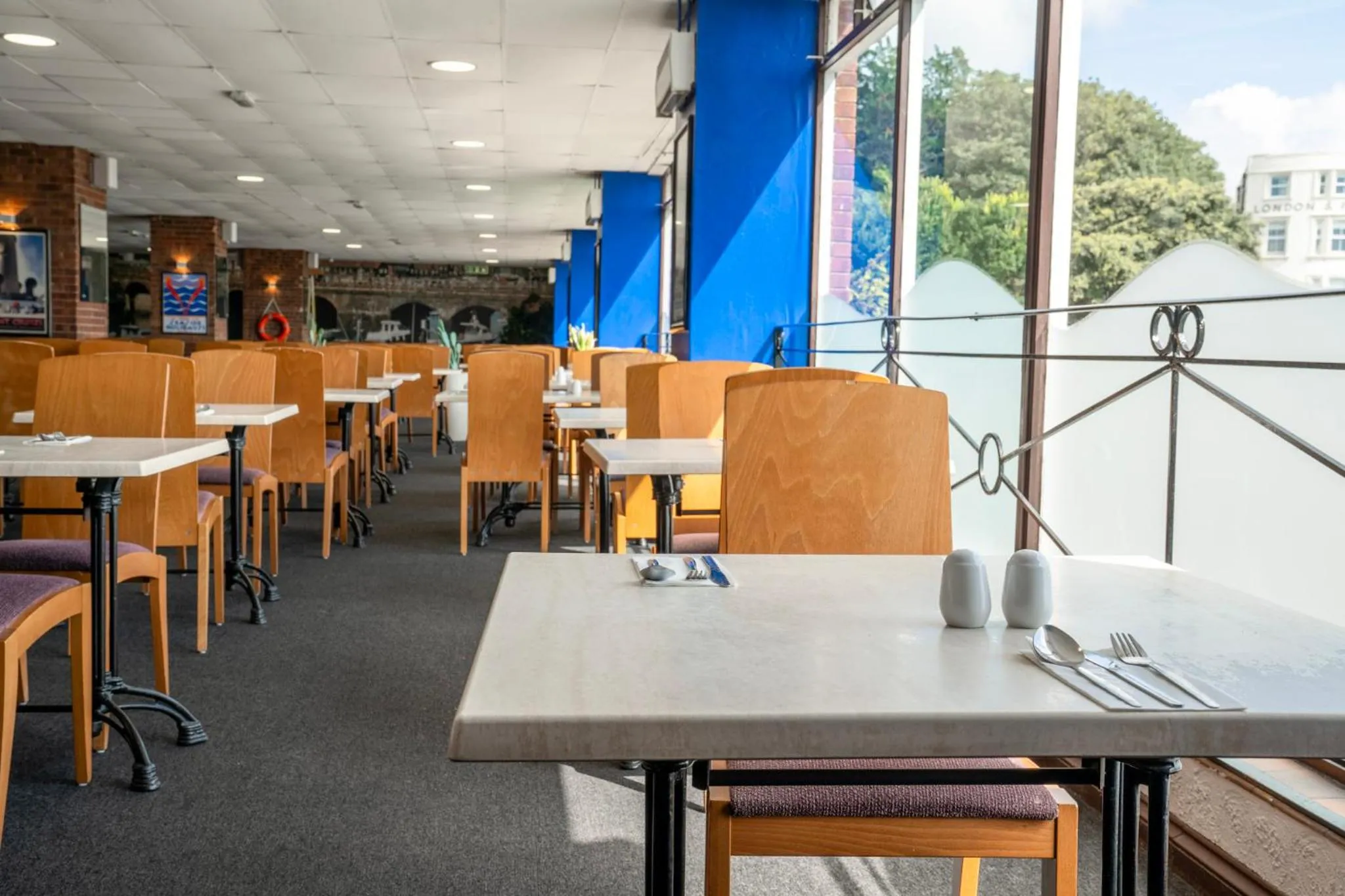 Restaurant/places to eat in The Grand Burstin Hotel