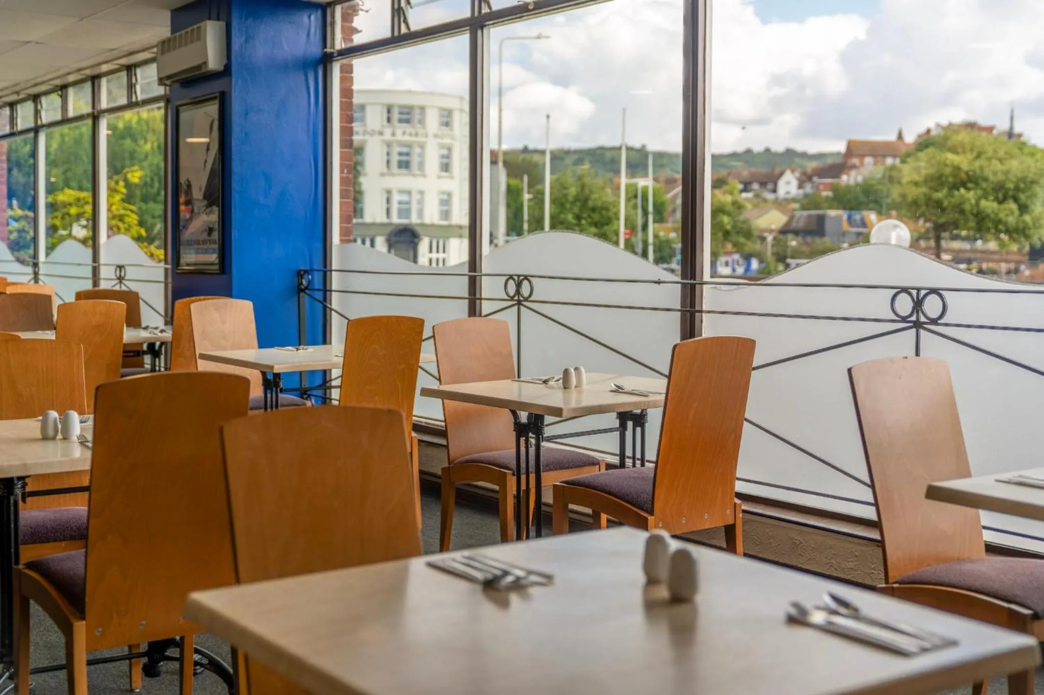 Restaurant/places to eat in The Grand Burstin Hotel