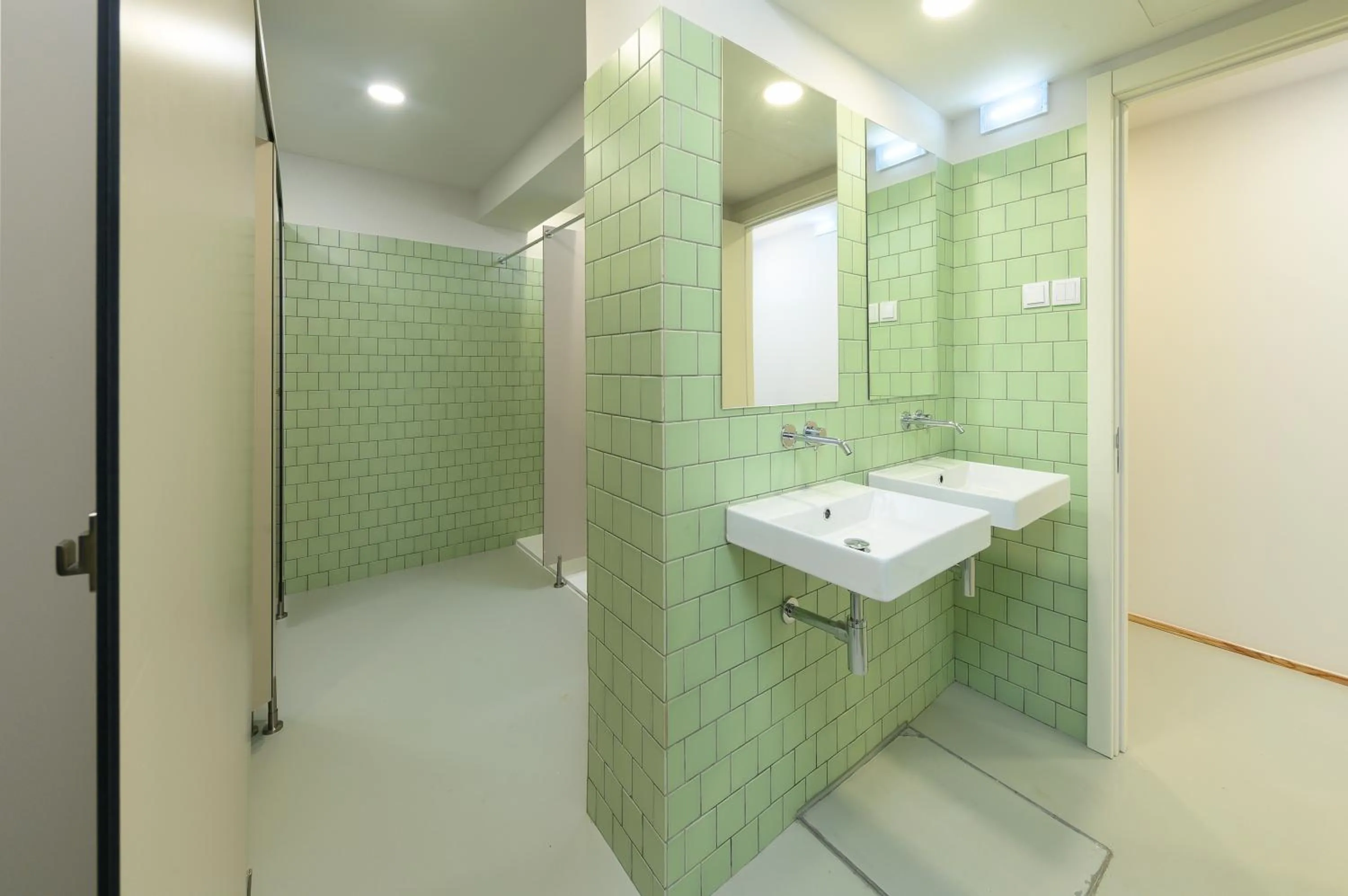 Toilet in Help Yourself Hostels - Carcavelos Coast