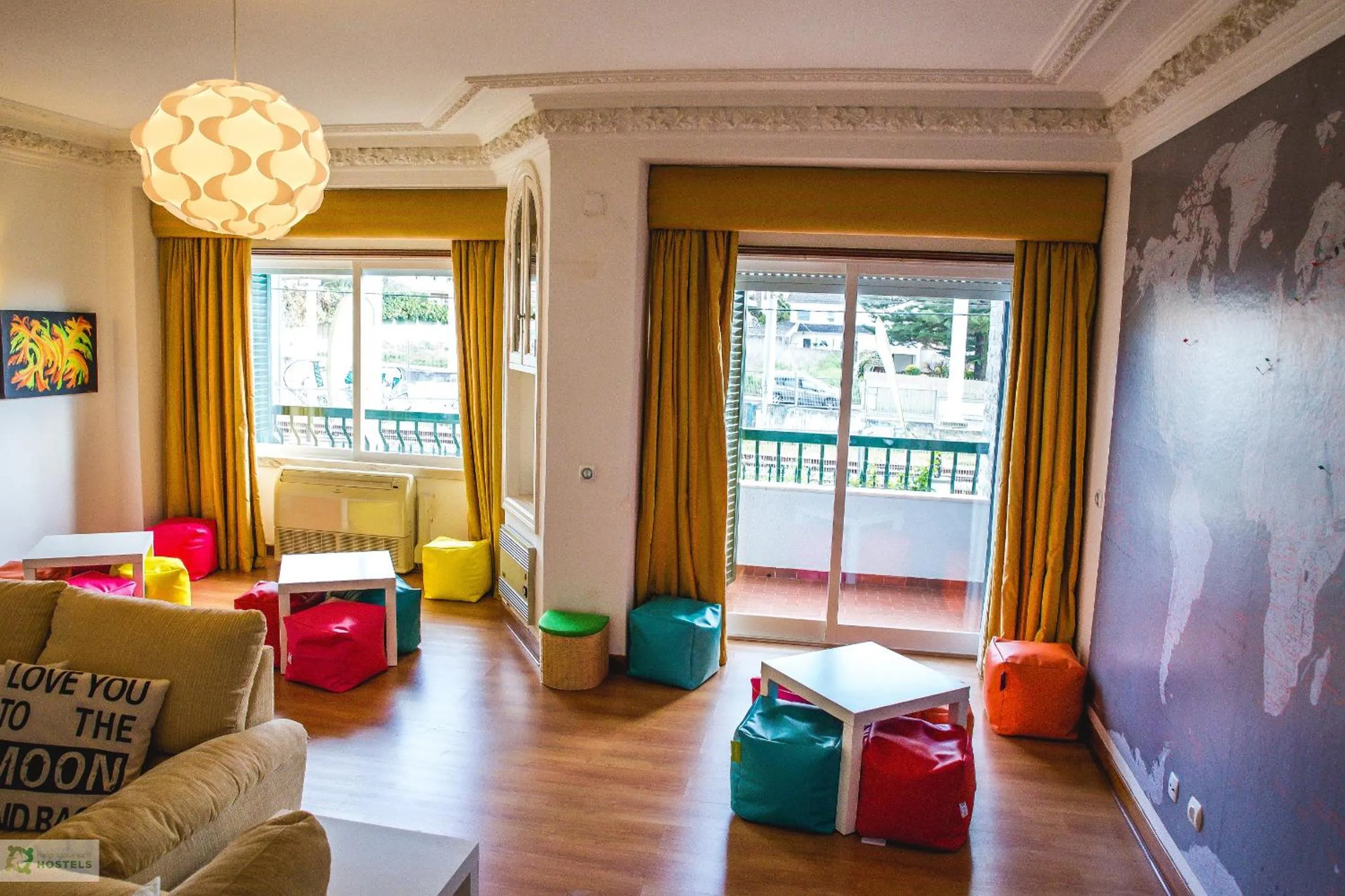 Communal lounge/ TV room in Help Yourself Hostels - Carcavelos Coast