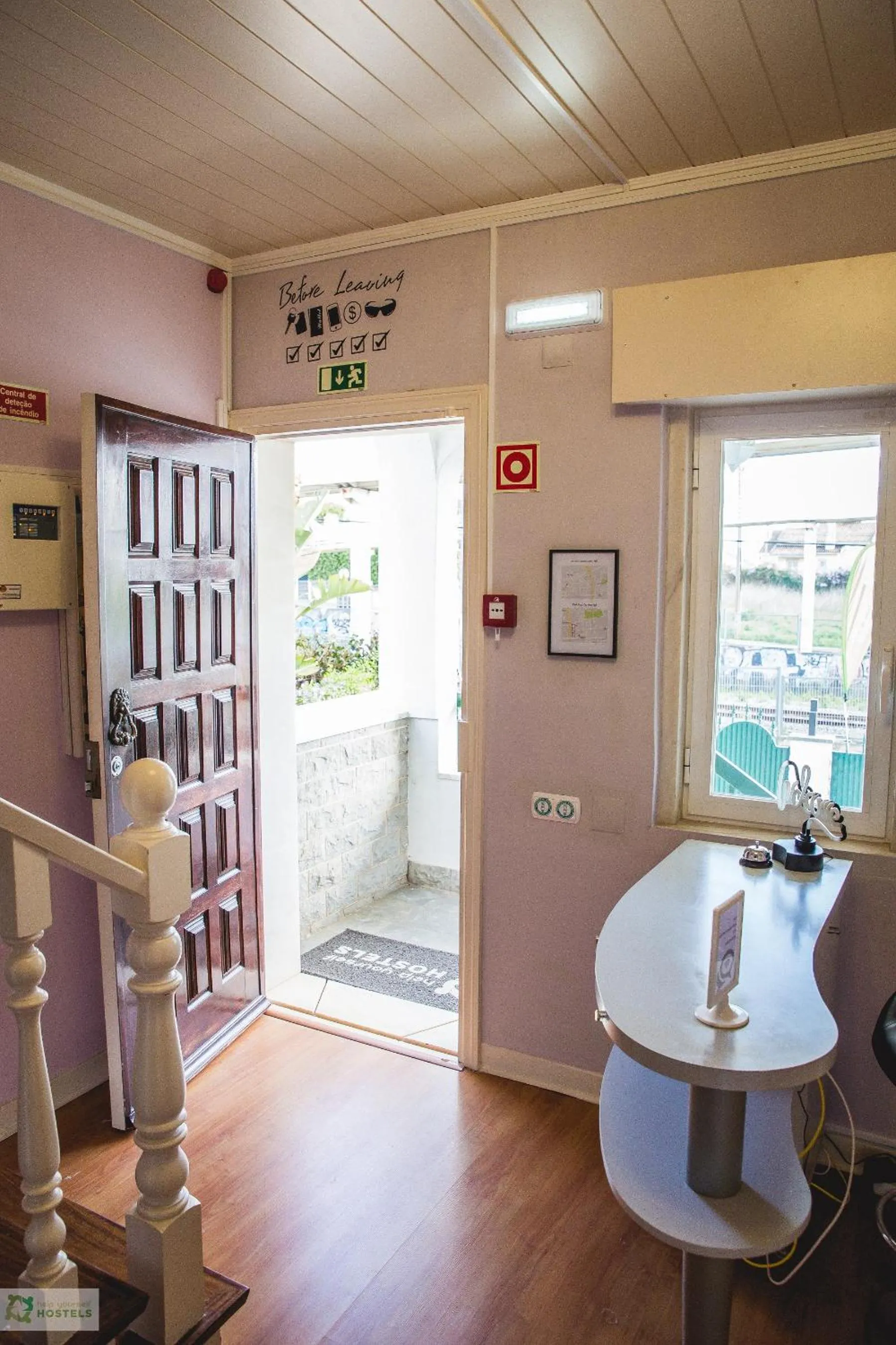 Facade/entrance in Help Yourself Hostels - Carcavelos Coast