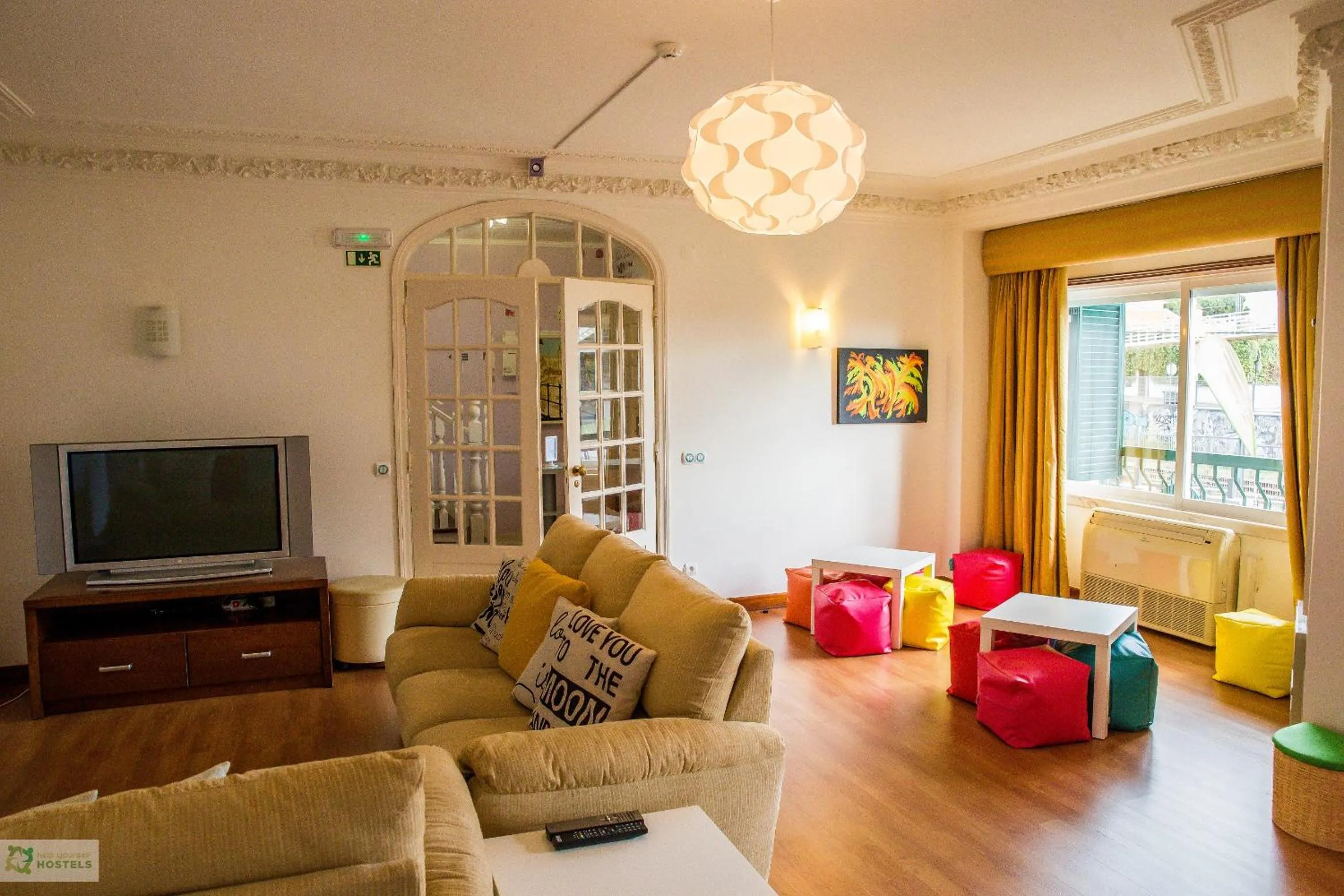 Communal lounge/ TV room in Help Yourself Hostels - Carcavelos Coast