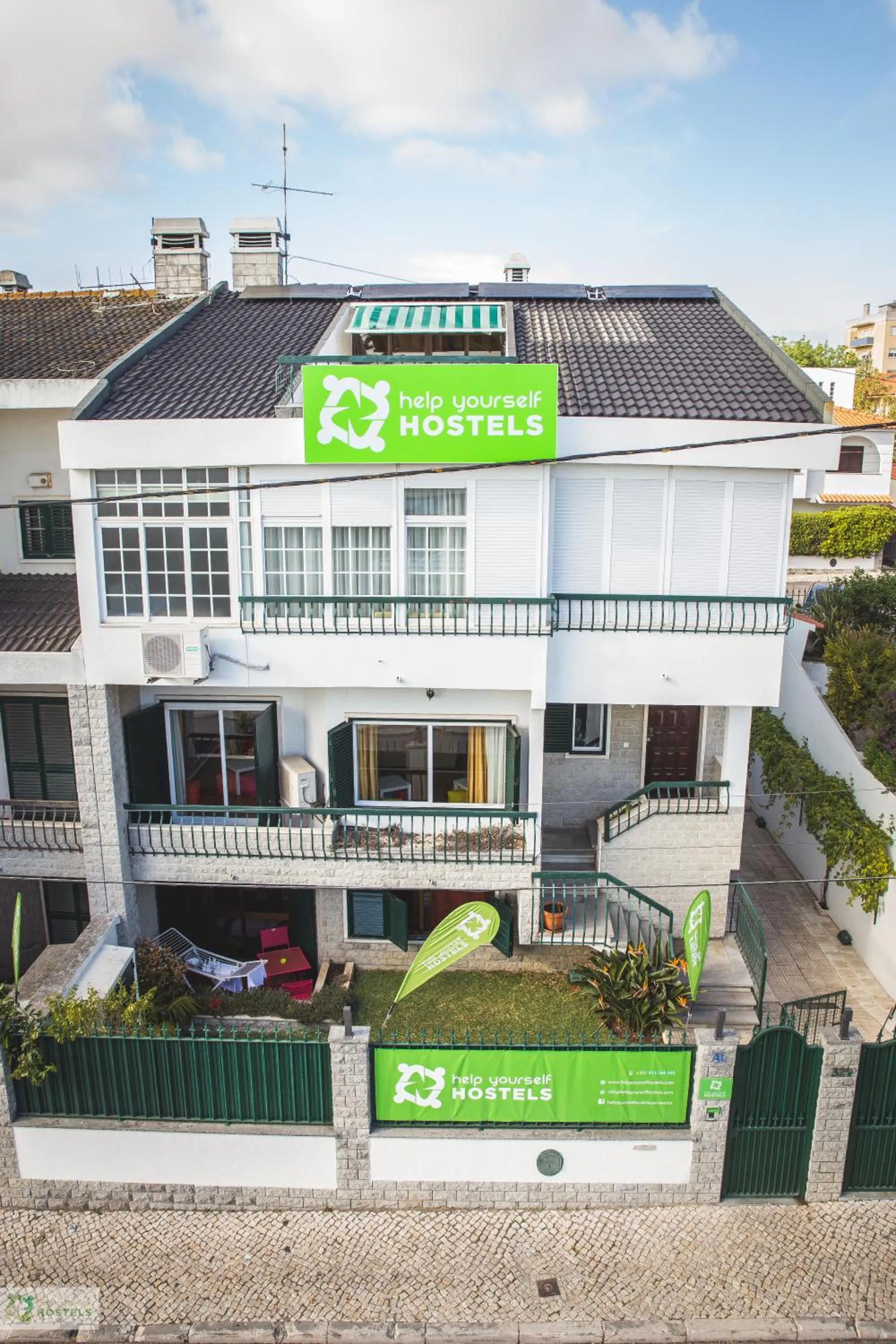 Facade/entrance in Help Yourself Hostels - Carcavelos Coast