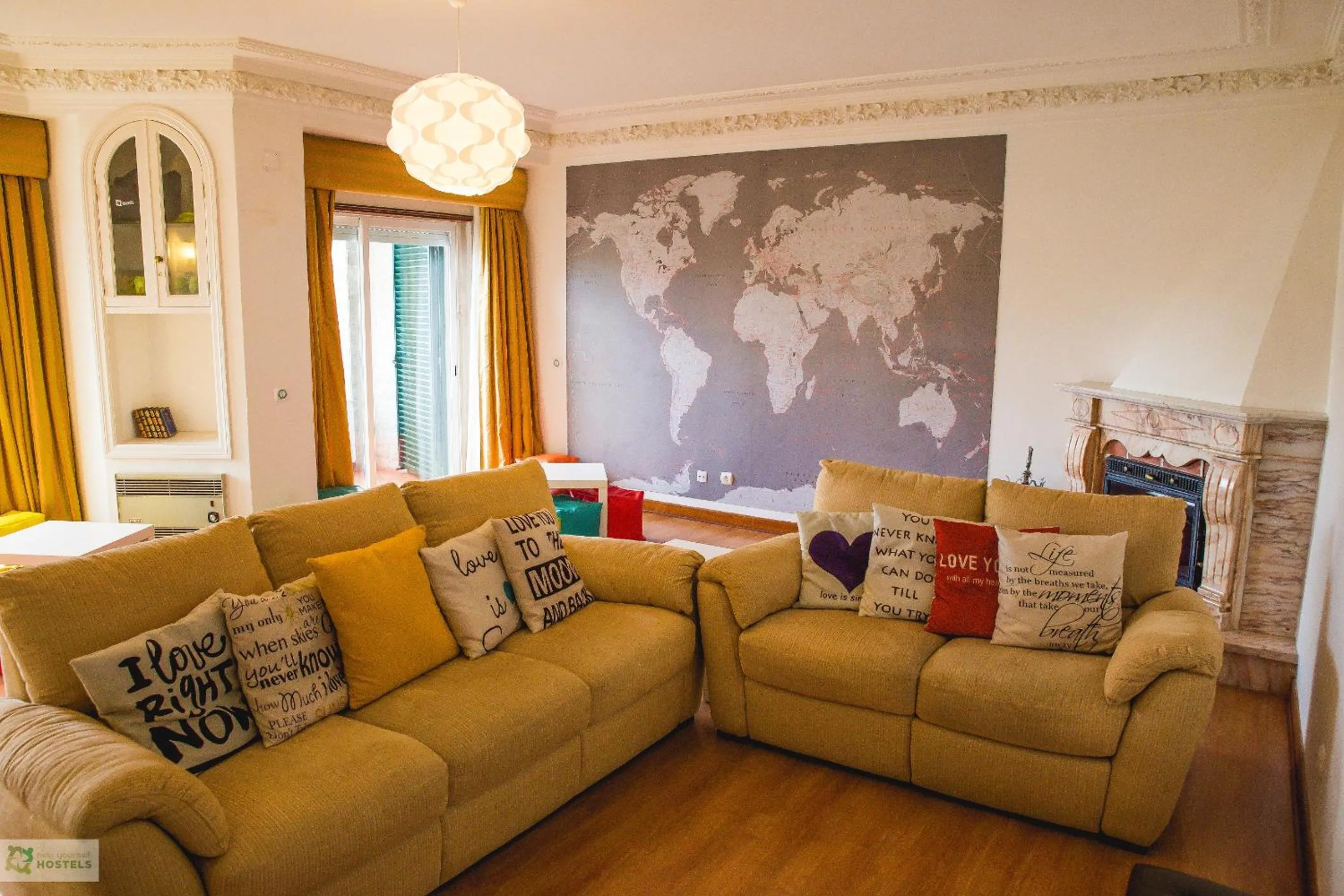 Communal lounge/ TV room in Help Yourself Hostels - Carcavelos Coast