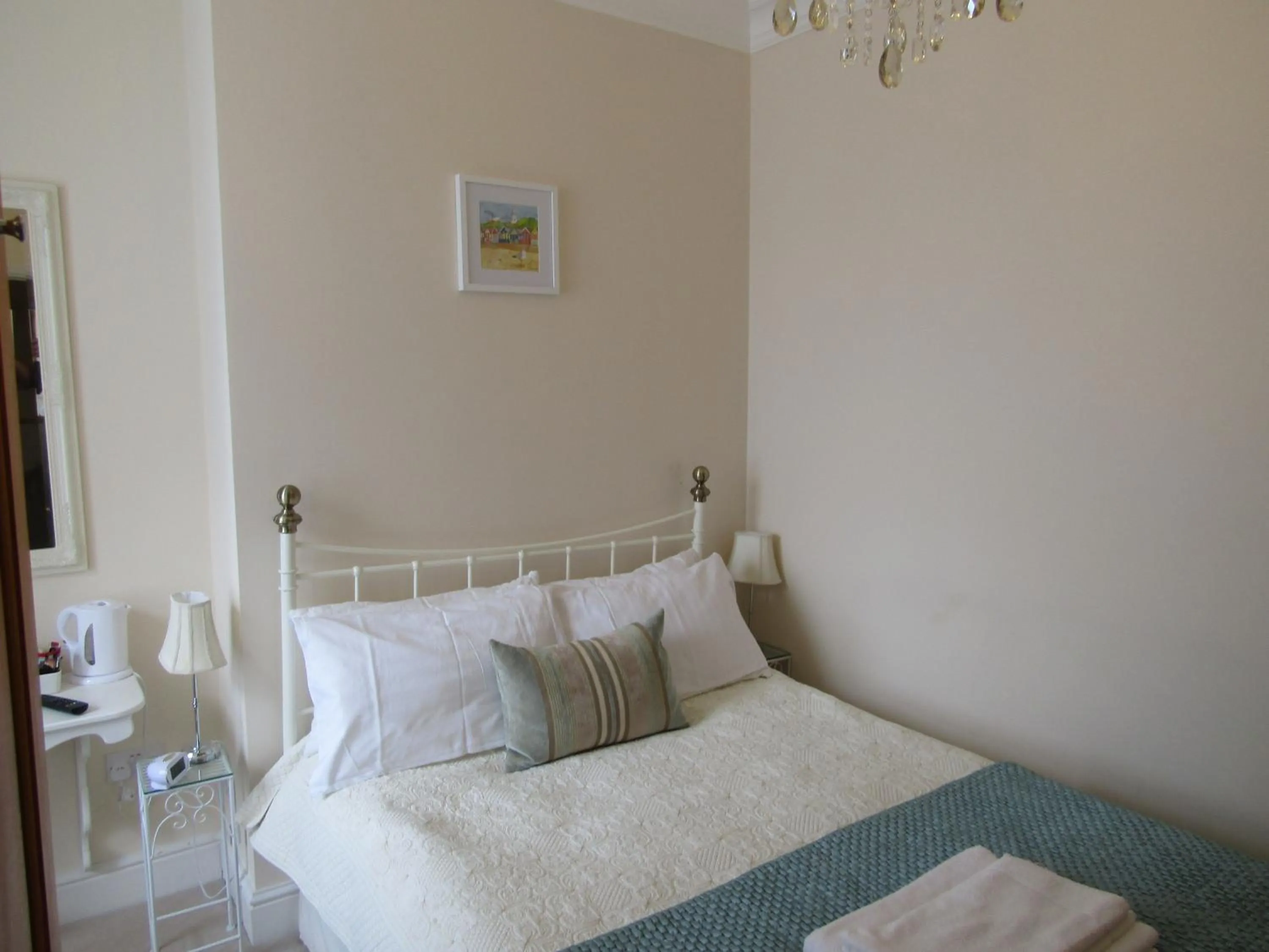 Photo of the whole room, Bed in Harringtons at 14