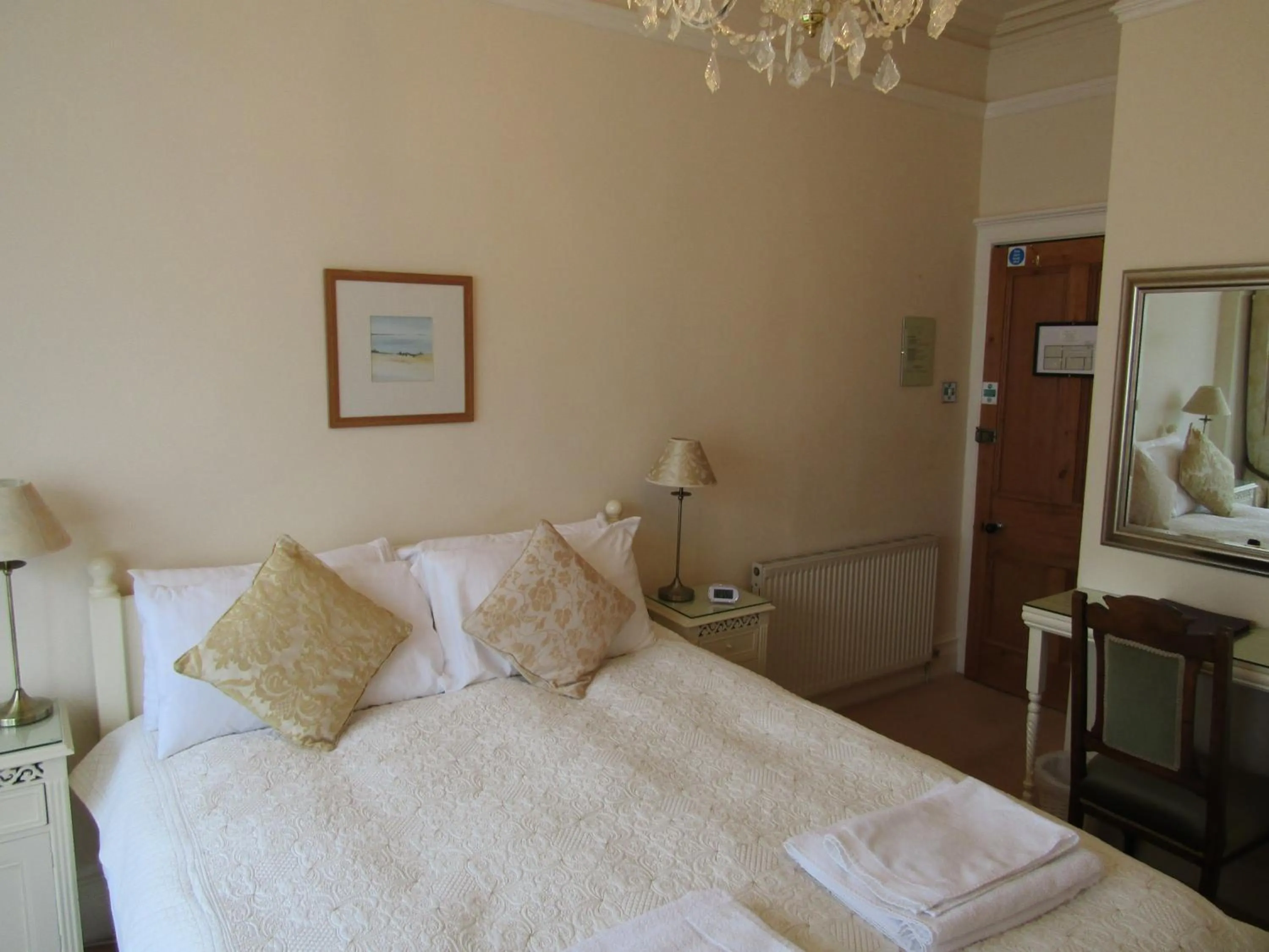 Photo of the whole room, Bed in Harringtons at 14