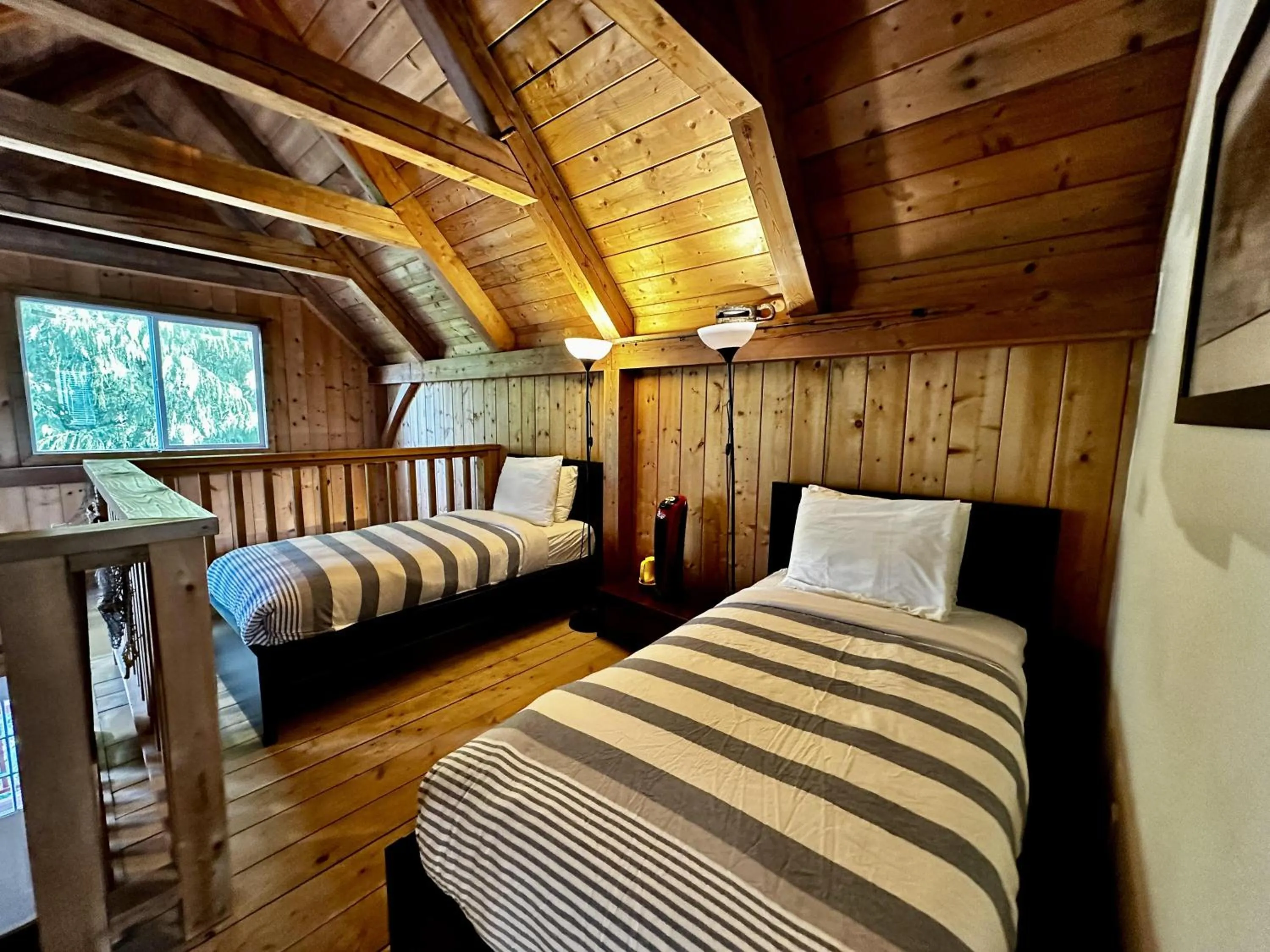 Property building, Bed in Waterfront Timber-Frame Cottage!